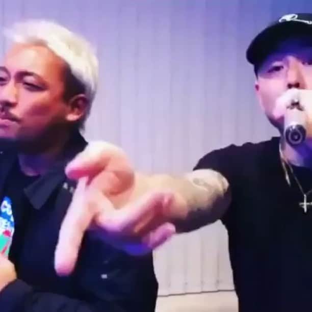 のインスタグラム：「本日18時！！ 今日の動画はラッパーSHOさんとの 白熱フリースタイルバトル🔥  youtube.com/channel/UC5T2V…  みんな見に来てね！！ 18時にアディ男チャンネル集合！  #ヤクブーツはやめろ #SHO #フリースタイル #LDH #坊主にヒゲ #薬物ダメ #アディ男 #渋谷 #w杯」