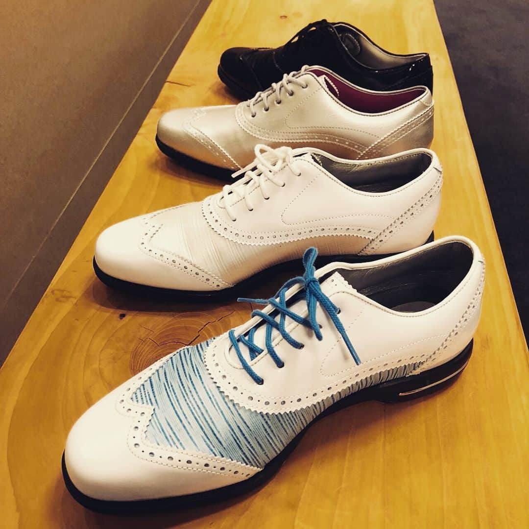 Footjoy Japanさんのインスタグラム写真 - (Footjoy JapanInstagram)「ウィメンズシューズ「テーラード コレクション」が発売！  ファッション性と快適な履き心地を実感出来るスパイクレスシューズ。 カラーはブラックとホワイト＋ブルー、ホワイト＋パール、シルバーの4色展開。  FJシューホーン（携帯靴べら）は別売り。  #fj #footjoy #footjoyjapan #instagolf #golf #golfgoods #golfer #golflife #ゴルフシューズ #シンプルデザイン ♯オシャレゴルファー #テーラードコレクション #ゴルフシューズに見えない」6月29日 11時18分 - footjoy.japan