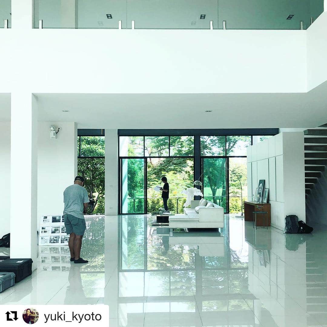 Grand Designのインスタグラム：「． 今週は豪邸を舞台に撮影ウイーク。 ． 理想的な豪邸を国内に探したら見当たらず、タイまで来た次第。 楽しいややら、悲しいやら…  #撮影スタジオ #豪華すぎて #床がピカピカ #海外ロケ #タイ #creativeagency #designagency #brandingdesign #brandingagency」