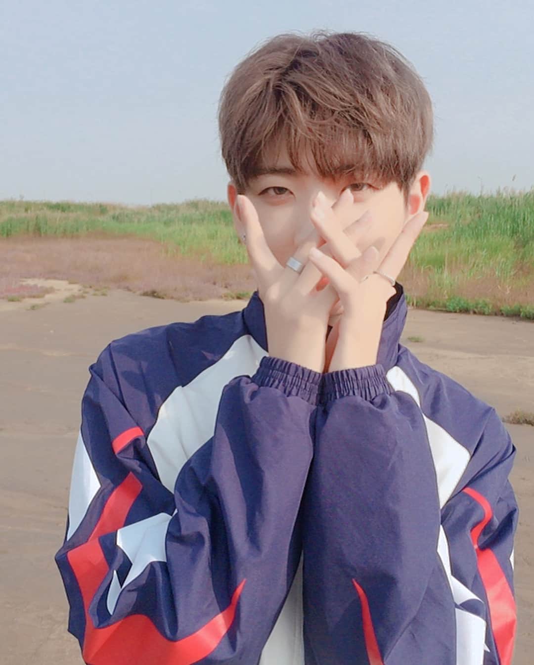 RAINZのインスタグラム：「[☔️] 2018.06.29 #EUNKI - LOOK😉 - ‪#RAINZ #레인즈 #은기‬ ‪#레인저_뭐해요❓‬」