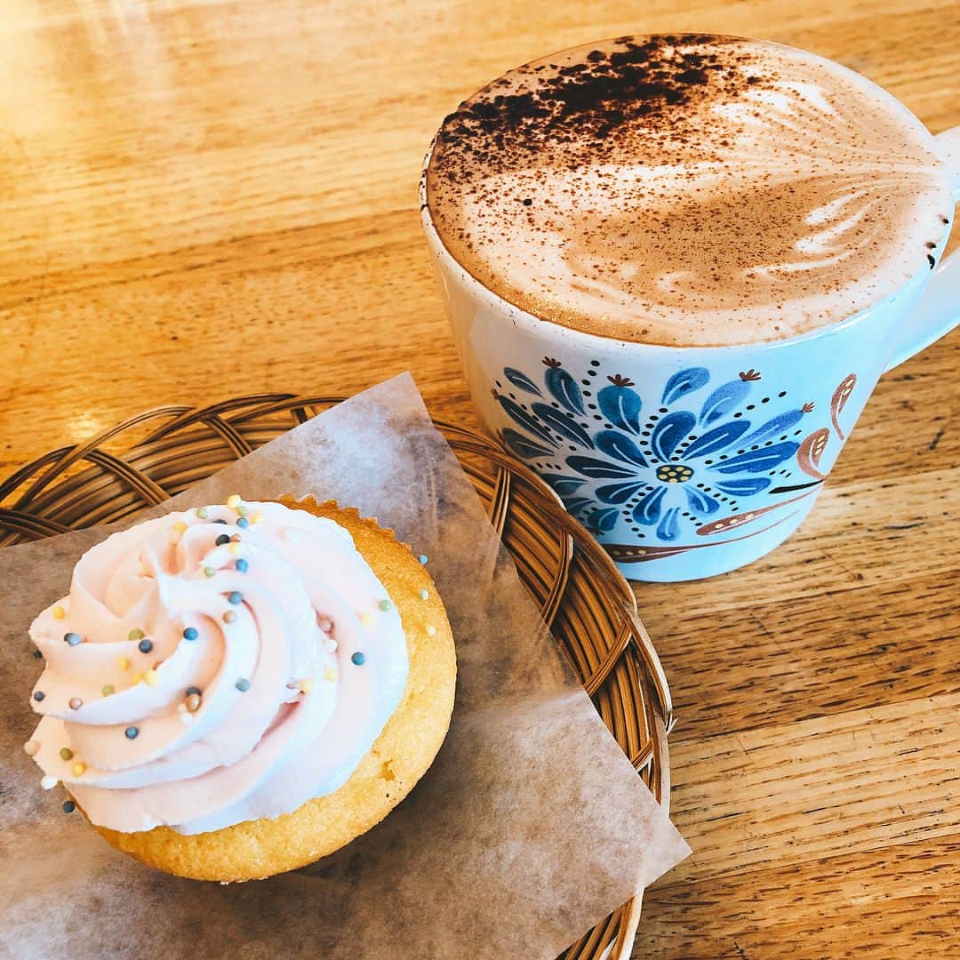 菊池仁香のインスタグラム：「カフェ巡りが無限にはかどる、、☕️ 可愛いし美味しいし感動しかない、、❣️ #cafe #mocha #coffee #cupcakes #almondbutterflybakeshop #canada #toronto #sweets #カフェ巡り」