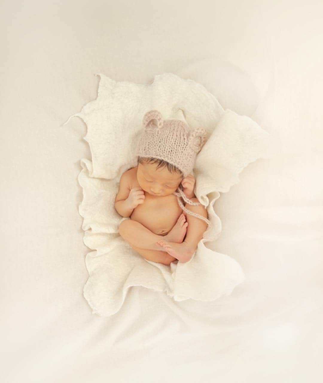 花盛友里のインスタグラム：「You are so perfect just the way you are;) . . . . #newborn #ニューボーンフォト」