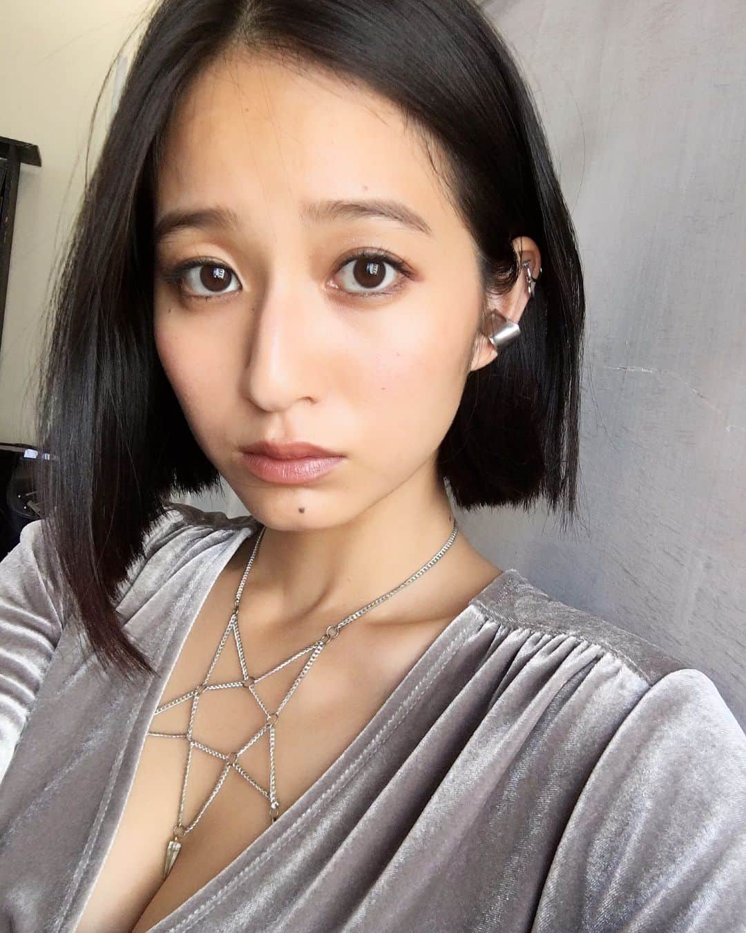 入夏さんのインスタグラム写真 - (入夏Instagram)「pluietokyoのイヤーカフ✔️ ボリューミーなシルエットといい、シルバーのツヤ感といい、 完璧にタイプ。 . 質問があった星型チェーン⛓のアクセはvidakushで4年くらい前に買ったものを引っ張り出してきたの！  #pluietokyo #イヤーカフ #silver」6月29日 20時27分 - iruka__offi