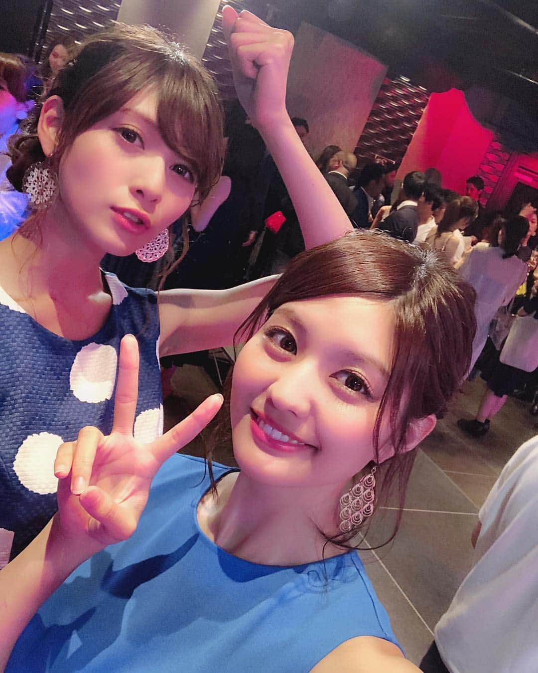 林ゆめさんのインスタグラム写真 - (林ゆめInstagram)「昨日、撮影のあとは 瑞丽のパーティーに参加した☺️ ドレスコードは青💙 _ _ _ #瑞麗 #瑞丽 #瑞丽服饰美容 #瑞丽杂志 #时尚 #パーティー #fashion #selca #selfie #撮影 #雑誌 #pic #picture #写真撮影 #picoftheday #follow #followme #instagood #ig_japan #photography #被写体」6月29日 20時45分 - ___yuume.18