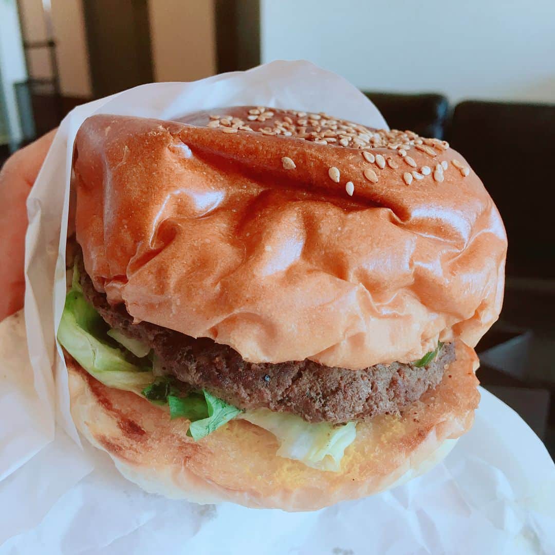 宮川大輔さんのインスタグラム写真 - (宮川大輔Instagram)「#今日はハンバーガーが無性に🍔食べたくて #お昼マクドでテリヤキマックバーガーセット #夕方はスタッフさんが買って来てくれはった有名なところのアボカドバーガー🥑🍔。 #夜はいきなりステーキでフィレステーキ300ｇ🥩 #あー食べた食べた #これでも痩せたいと思っています。 #ライスはやめておきました。」6月29日 21時05分 - miyagawadai