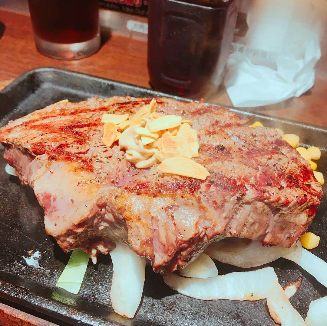 宮川大輔さんのインスタグラム写真 - (宮川大輔Instagram)「#今日はハンバーガーが無性に🍔食べたくて #お昼マクドでテリヤキマックバーガーセット #夕方はスタッフさんが買って来てくれはった有名なところのアボカドバーガー🥑🍔。 #夜はいきなりステーキでフィレステーキ300ｇ🥩 #あー食べた食べた #これでも痩せたいと思っています。 #ライスはやめておきました。」6月29日 21時05分 - miyagawadai