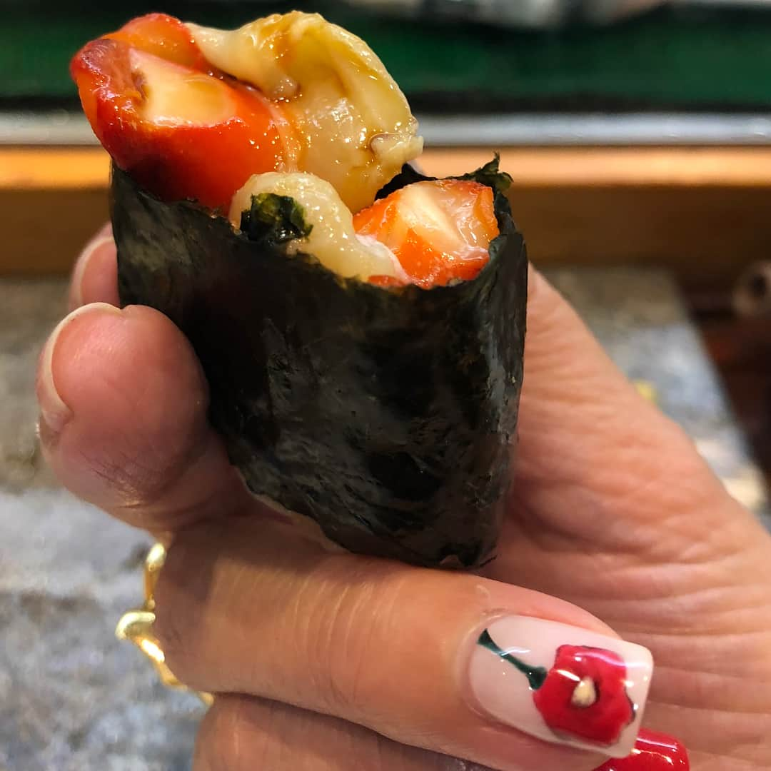 夏木マリさんのインスタグラム写真 - (夏木マリInstagram)「手づかみ、、 #sushi  #marinatsuki  #natsukirock  #夏木マリ」6月29日 21時13分 - mari_natsuki