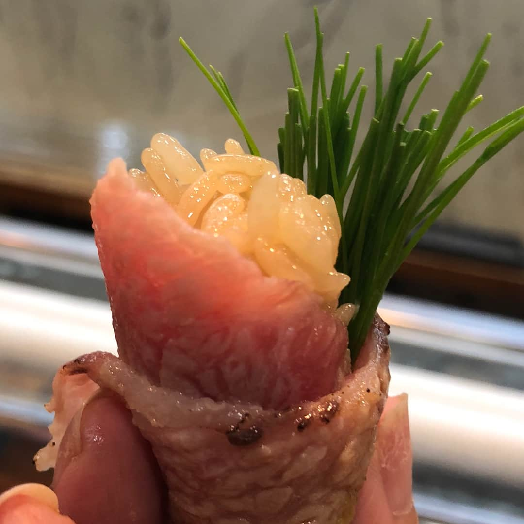 夏木マリさんのインスタグラム写真 - (夏木マリInstagram)「手づかみ、、 #sushi  #marinatsuki  #natsukirock  #夏木マリ」6月29日 21時13分 - mari_natsuki