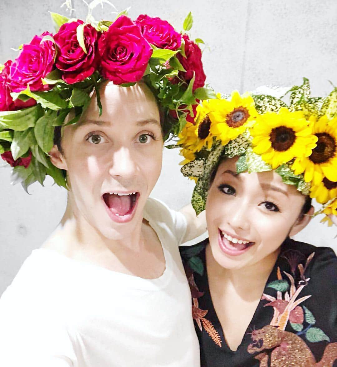 ジョニー・ウィアーさんのインスタグラム写真 - (ジョニー・ウィアーInstagram)「Thank you @mattii_7 for our gorgeous flower crowns! @miki_m_ando0403 | #fantasyonice2018 #figureskating #queens」6月29日 21時14分 - johnnygweir