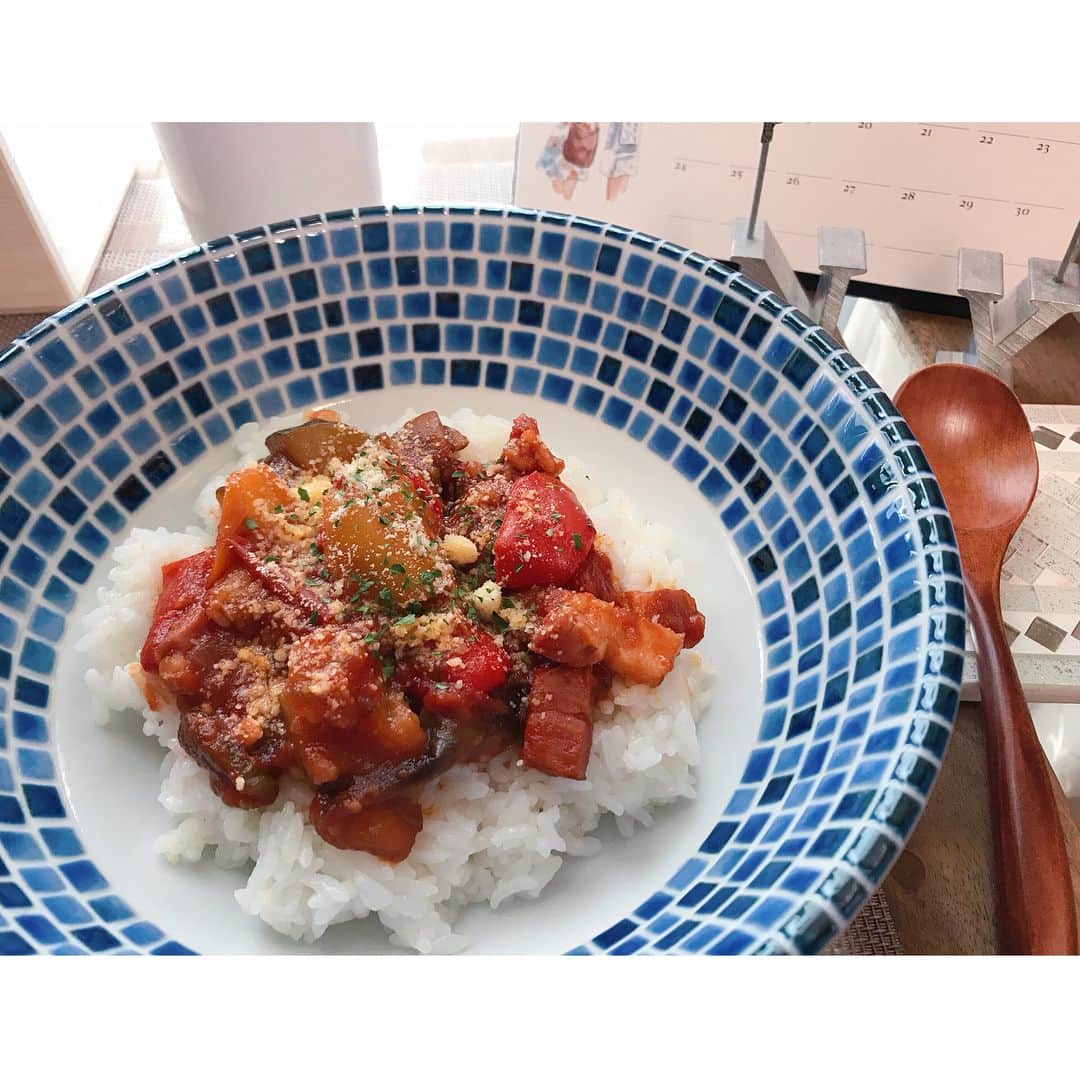 のインスタグラム：「in private❁ . 🥒🍅夏野菜たっぷり🍆💛 『カポナータ丼』とやらを、作ってみました(*´꒳`*)♪ . . #おざよーkitchen🍽  #夏にぴったり✨ #夏野菜 たっぷり #カポナータ丼 #ナポリの伝統料理らしいです👂🏻 #彩り綺麗すぎる😍 . .  本日は、金曜日❤︎ #週末はウマでしょ！🏇 #全力脱力タイムズ #DNN 22:52〜です💛🧡」