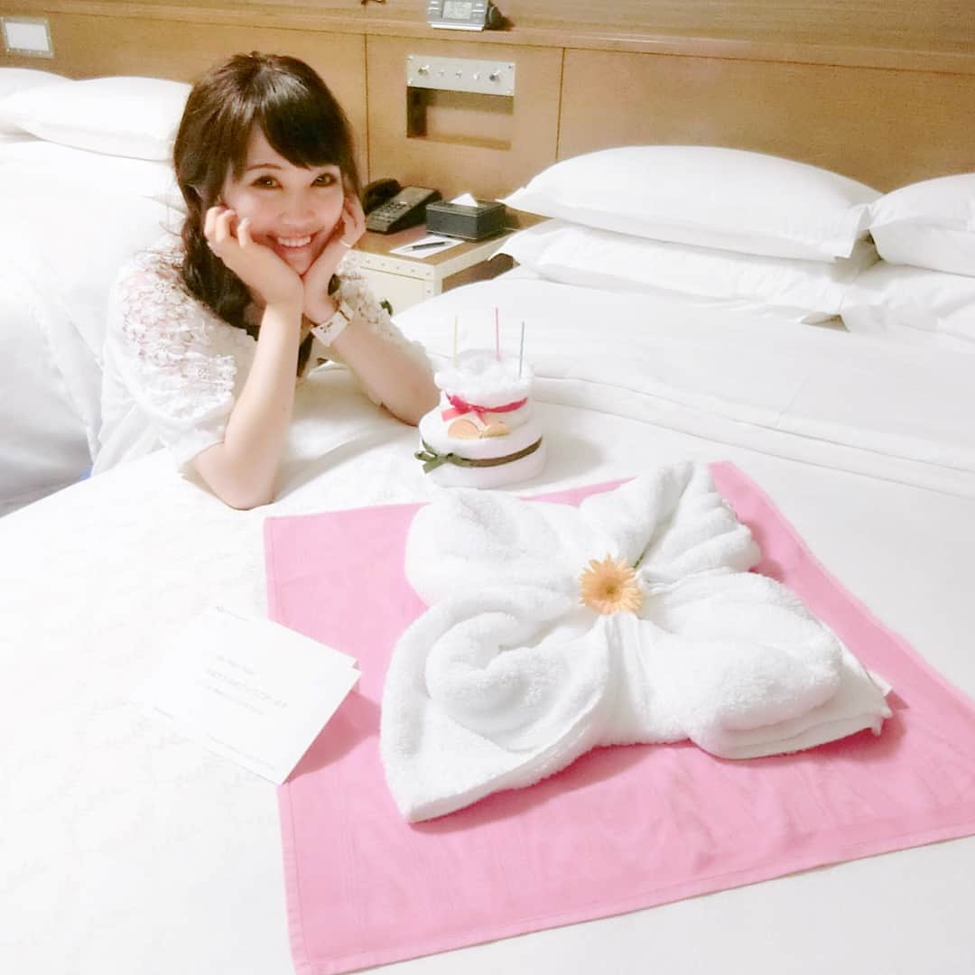 浅井麻里さんのインスタグラム写真 - (浅井麻里Instagram)「🎉🎂 . . Thank you, my best friend…❤️ . . . 誕生日お泊まりディズニーは、 ディズニーオフィシャルホテルの シェラトン・グランデ・トーキョーベイ・ホテル💫 . タオルケーキ&タオルアートのサプライズ💕🎂 内容めーっちゃ感激してぼろぼろ泣いちゃった、 わたしのために作ってくれたDVD💕 宝物⭐︎（ ; ; ） . . #年パス持ち#共通年パス#シェラトングランデ東京ベイ#ディズニーオフィシャルホテル#シェラトン#バースデーディズニー#シェラトングランデ#東京ディズニーリゾート#ディズニー大好き#35周年ディズニー#誕生日ディズニー#マイバースデー#誕生日#誕生日当日#ハッピーバースデー#夢の国#ダッフィーグッズ#お泊まりディズニー#舞浜#ミッキーマウス#誕生日disney#ダッフィーカチューシャ#ありがとう#tokyodisneyresort#disneylove#happybirthday#officialhotels#sheratontokyobay#sheratongrandetokyobay#sheratongrandetokyobayhotel」6月29日 13時54分 - mari_asai_625