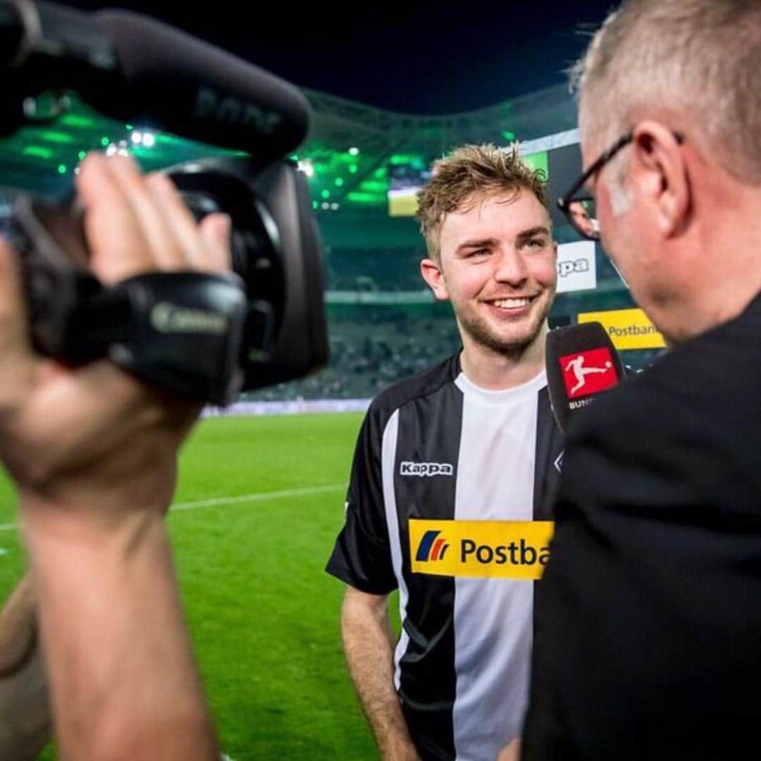 クリストフ・クラマーのインスタグラム：「Vielen, vielen Dank für die unzähligen tollen Nachrichten!🙏🏼 Es war mir wirklich eine Ehre... Jetzt freue ich mich aber auch sehr, wieder voll und ganz, mit Haut und Haar und Leib und Seele Fußball zu spielen. 😜⚽ Auf bald @borussia 💚」