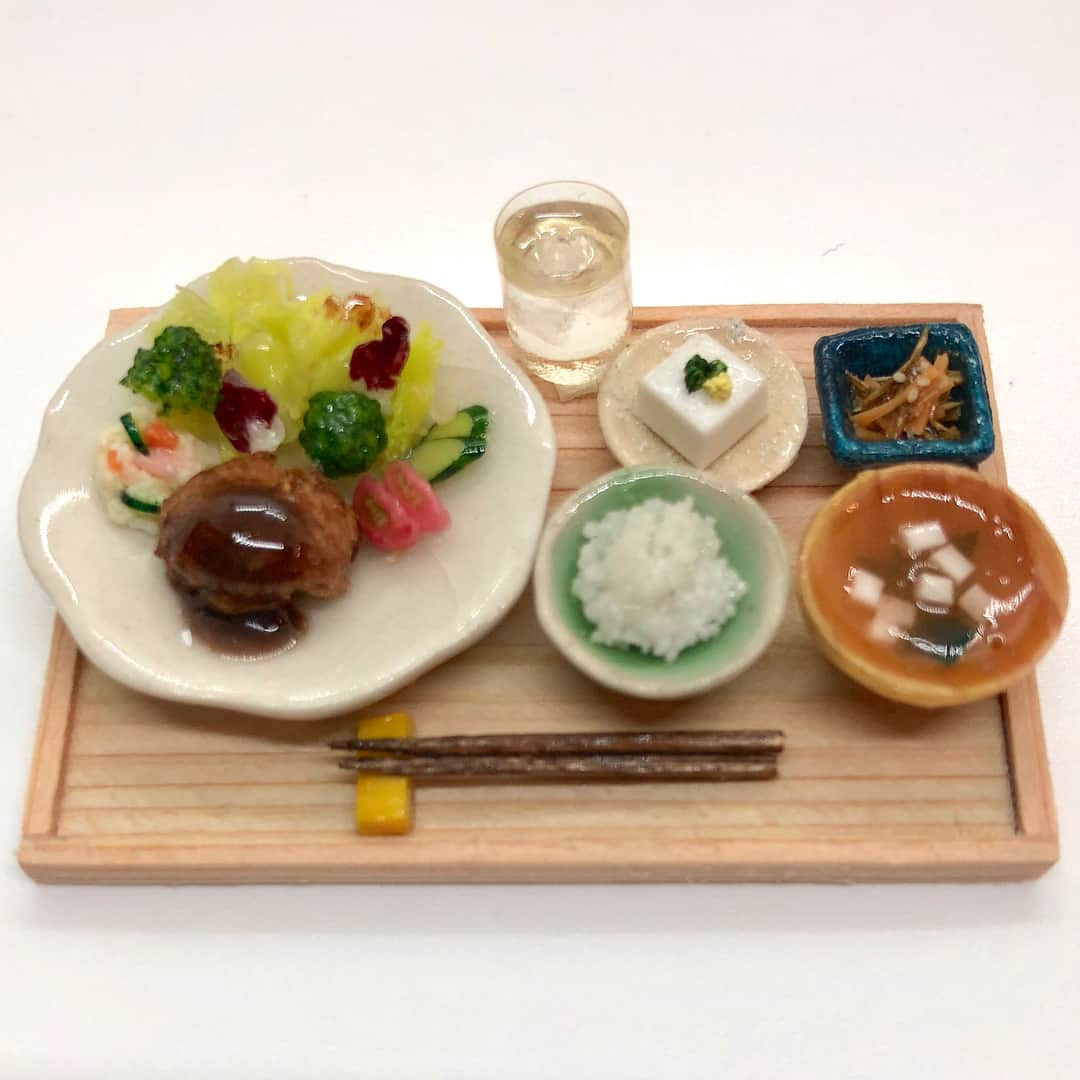 原千晶さんのインスタグラム写真 - (原千晶Instagram)「ミニチュアフード ハンバーグ定食の出来上がり！定食シリーズ 楽しすぎる❣️ #ミニチュアフード  #ハンバーグデミグラスソース  #ポテトサラダ」6月29日 16時23分 - seribukristal