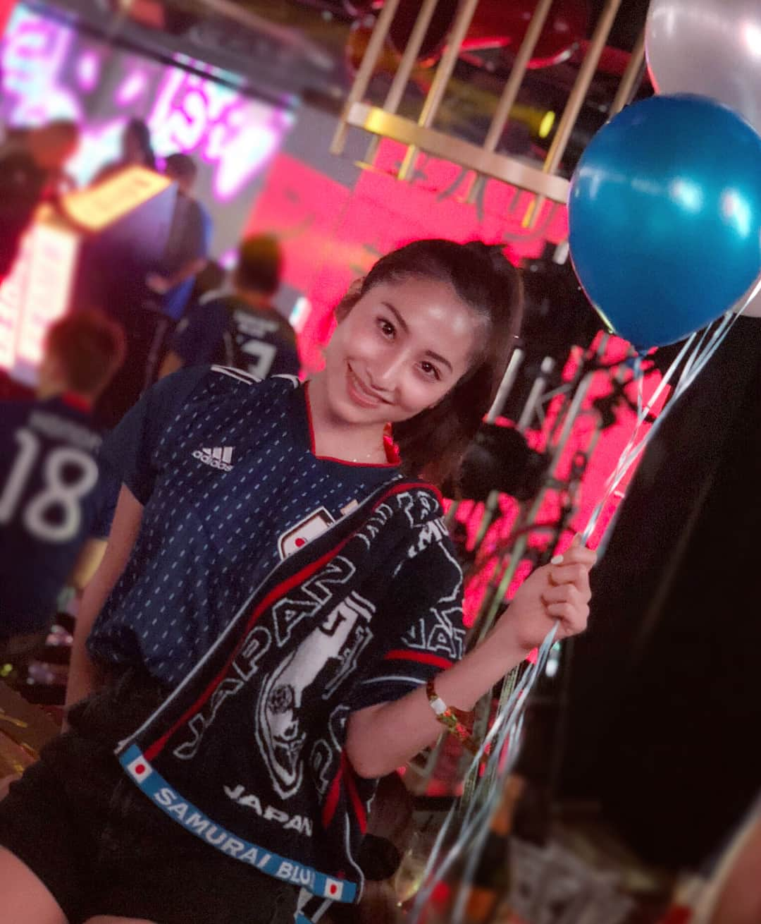 雨宮みずきさんのインスタグラム写真 - (雨宮みずきInstagram)「． 🎈party on tokyo🎈 日本代表 決勝トーナメント進出 おめでとーー＼(^o^)／ . 昨日の代表戦は約1年ぶりに パーティーオンに行って みんなで観戦してました😆⚽️ . ダンサーのちずちゃん ダンス上手すぎるし 面白くて大好き💃💕 . 試合終わるまでは すごく複雑な思いもあったり トーナメント上がれるか ドキドキだったけど 本当によかった〜（ ; ; ）！ . #代表戦 #真剣 #眼鏡 #必需品 #サッカー #日本代表 #日本代表戦 #サッカー大好き #サッカー女子 #日本代表 #日本 #japan #soccer #publicviewing #パブリックビューイング #ワールドカップ #ワールドカップ2018 #worldcup #worldcup2018 #サムライブルー #samuraiblue #サッカーキング #ユニジョ  #ハリルジャパン #西野ジャパン #夢を力に2018 #w杯 #roppongi #partyontokyo #パーティーオン」6月29日 18時03分 - ammymzk0926