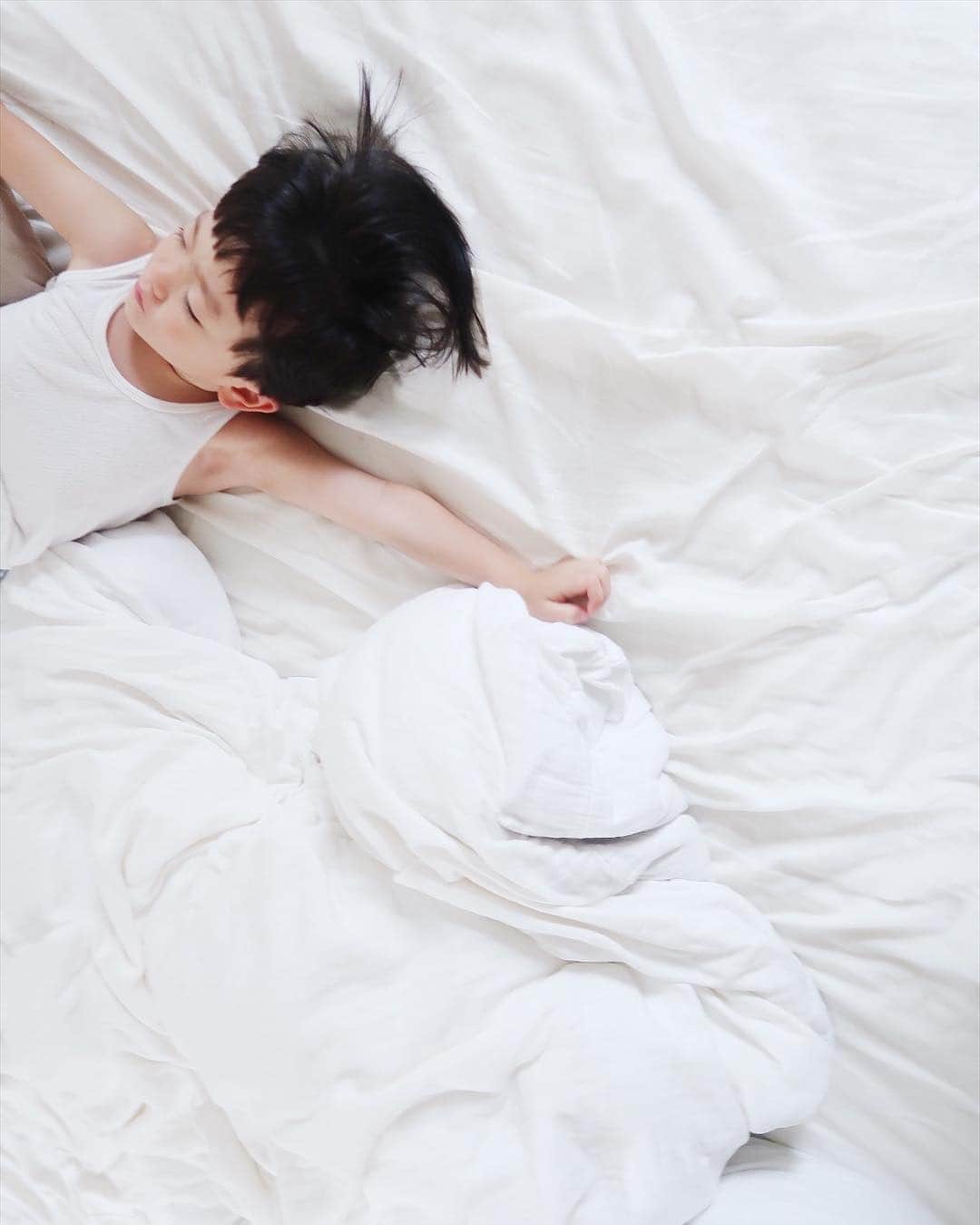 花盛友里のインスタグラム：「いつかの。 寝起きに撮ってたら 「写真撮らないで！！」 ってめっちゃ怒られた。 す、すんません、、、。 . 今日は土曜日だからめちゃんこ寝ようと思ってたのに四時に目がさめる。 くそおおおお。 メンズのみんなはまだ爆睡。 今日はなにしてあそぼうかなぁ！」