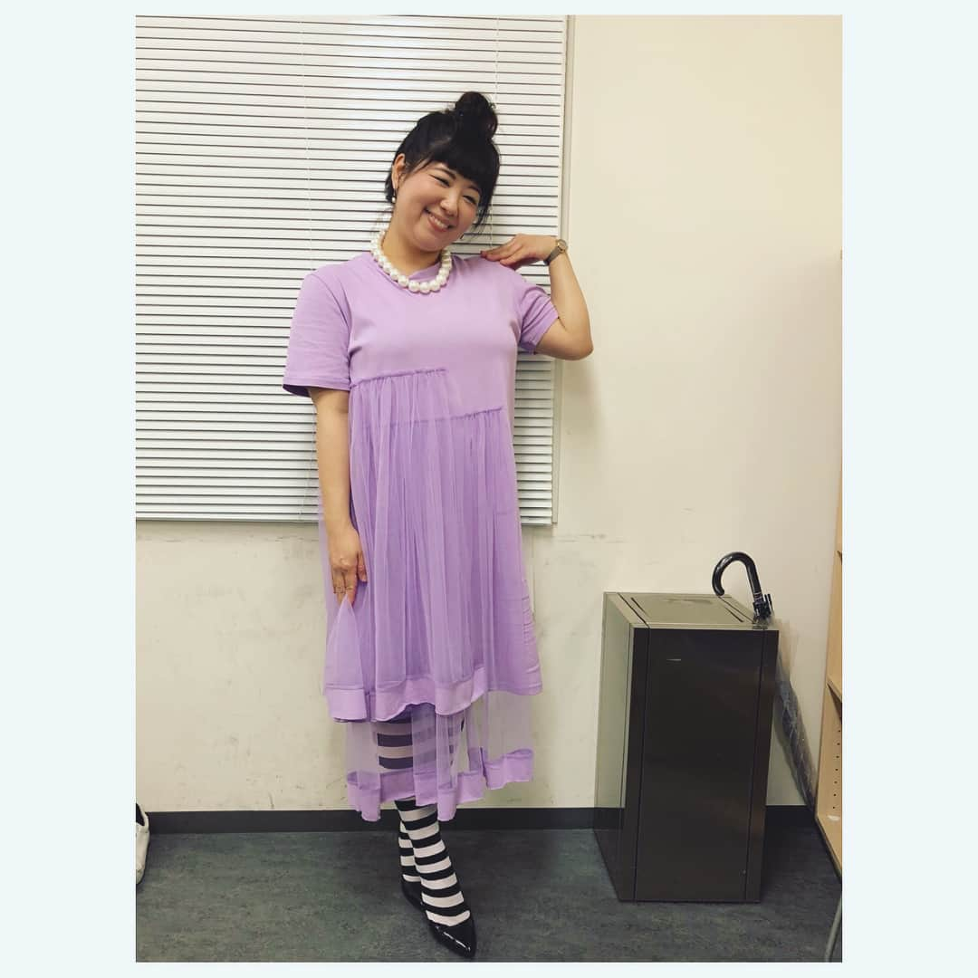 馬場園梓さんのインスタグラム写真 - (馬場園梓Instagram)「へい♪  かまどちゃんだよ！  髪型が かまど に似ているから かまどちゃんなんだよ☺︎！ 今日は、読売テレビ 「マヨなか笑人」 の収録に行かせてもらったよ。  あさちゃんも一緒だったから嬉しかった♪  そうそう、MIHOがまた綺麗になったと評判だったよ˚✧₊ こちらのステキなお衣装は、  ワンピース&ネックレス:miele  です！  大きすぎる紙袋にはお弁当が入っているMIHO  と、  ルン♪  #yeah  #happy  #nice  #読売テレビ #マヨなか笑人 #大阪 #漫才劇場 #あさこさん #MIHO #紙袋 #弁当 #球体 #かまどちゃん #ご機嫌 #ワンピース #イヤリング #miele #ルン♪」6月29日 22時14分 - babazonoazusa