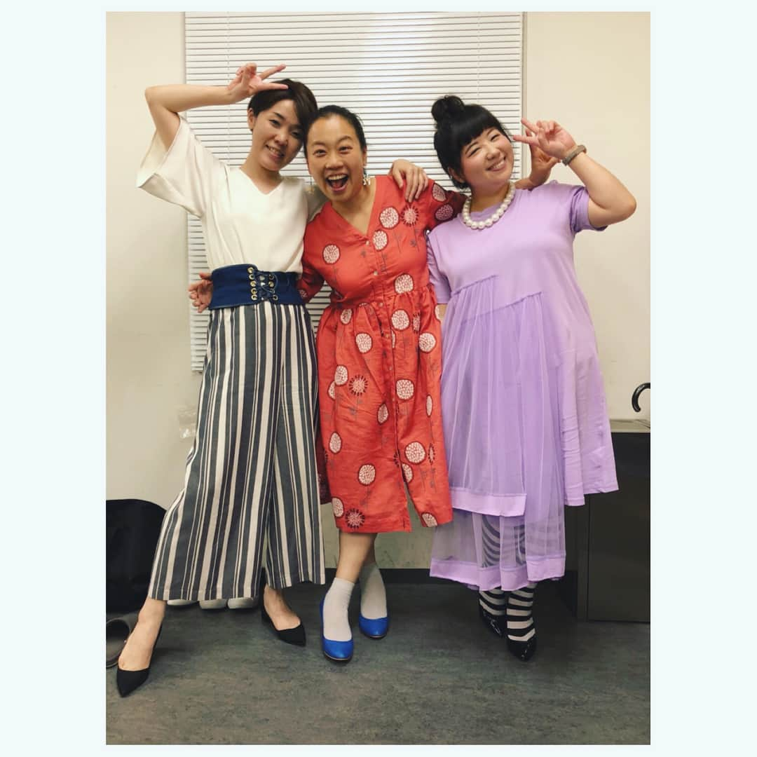 馬場園梓さんのインスタグラム写真 - (馬場園梓Instagram)「へい♪  かまどちゃんだよ！  髪型が かまど に似ているから かまどちゃんなんだよ☺︎！ 今日は、読売テレビ 「マヨなか笑人」 の収録に行かせてもらったよ。  あさちゃんも一緒だったから嬉しかった♪  そうそう、MIHOがまた綺麗になったと評判だったよ˚✧₊ こちらのステキなお衣装は、  ワンピース&ネックレス:miele  です！  大きすぎる紙袋にはお弁当が入っているMIHO  と、  ルン♪  #yeah  #happy  #nice  #読売テレビ #マヨなか笑人 #大阪 #漫才劇場 #あさこさん #MIHO #紙袋 #弁当 #球体 #かまどちゃん #ご機嫌 #ワンピース #イヤリング #miele #ルン♪」6月29日 22時14分 - babazonoazusa