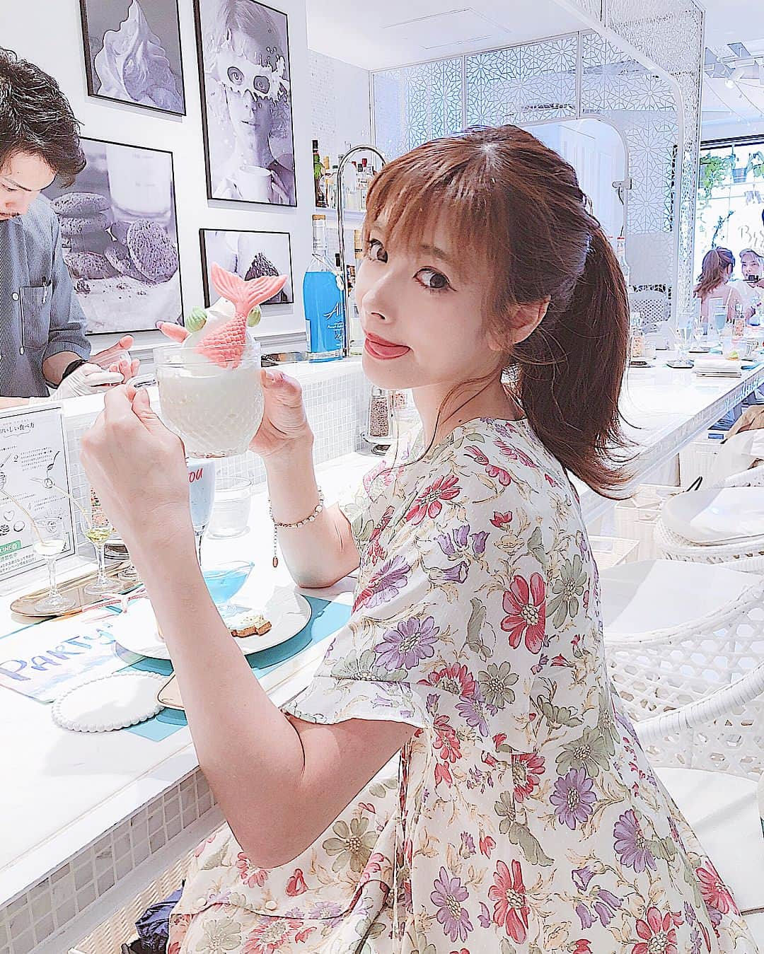 得あゆさんのインスタグラム写真 - (得あゆInstagram)「大好きソフトクリーム🍦 ・ またまた恒例のmilks💗 アイスほんとうに幸せ！！！ 夏メニューはマーメイド🧜‍♀️☀️ (店員さんは知り合い) ・ ・ ・ #milks#ミルクス#恵比寿#カフェ#お洒落カフェ#かわいい#アイス#ソフトクリーム#アイスクリーム#マーメイド#icecream#cafe#おやつ#デザート#インスタスポット#おすすめ」6月29日 22時08分 - tokuayu819