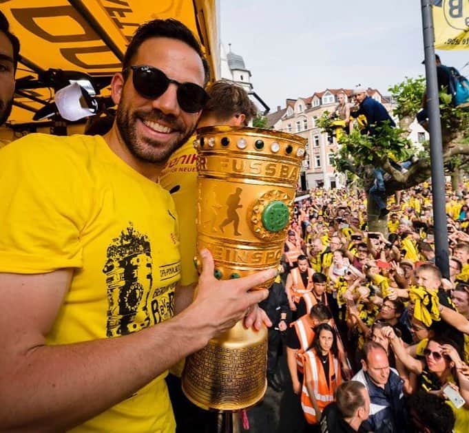 ゴンサロ・カストロのインスタグラム：「Liebe BVB Fans, Nach 3 sehr schönen Jahren ist es nun Zeit Adiós zu sagen und mich recht herzlich für die aufregende Zeit zu bedanken. Borussia Dortmund ist ein großartiger Klub und es hat mich sehr stolz gemacht das schwarz gelbe Trikot tragen zu dürfen.  Jeder Spieler kann sich glücklich schätzen Woche für Woche im Westfalenstadion zu spielen! Vor allem wird mir natürlich der DFB Pokalsieg in Erinnerung bleiben und speziell die Feier am Tag danach 👌🏼. Also, muchas gracias @bvb09 und hoffentlich bis bald! Gonzo」
