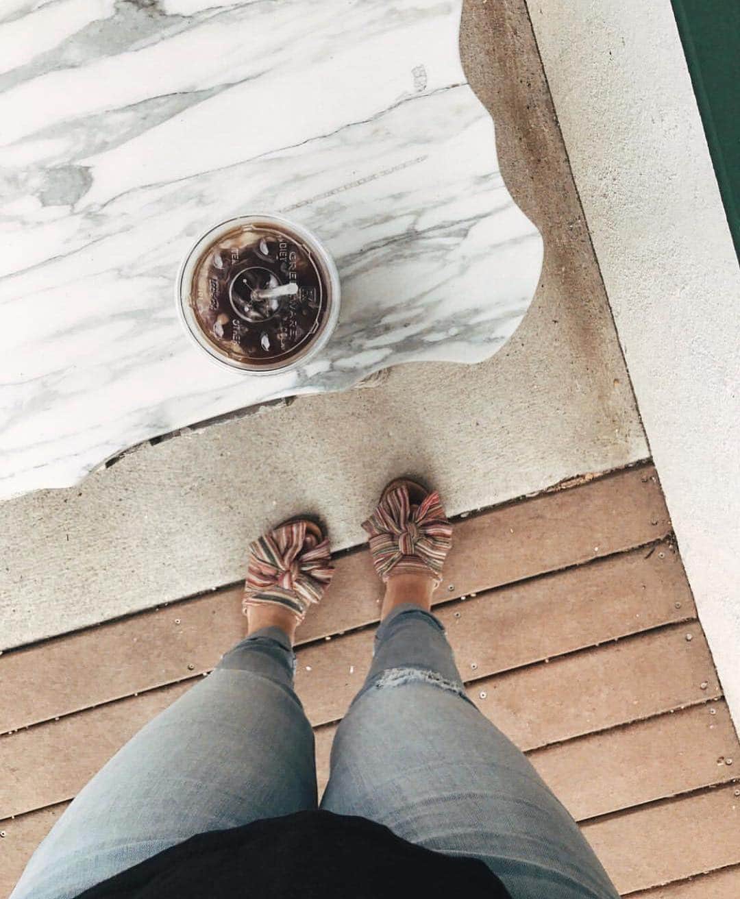 C&Cカリフォルニアのインスタグラム：「but first, coffee! ☕️ @therealkatiewaldow」