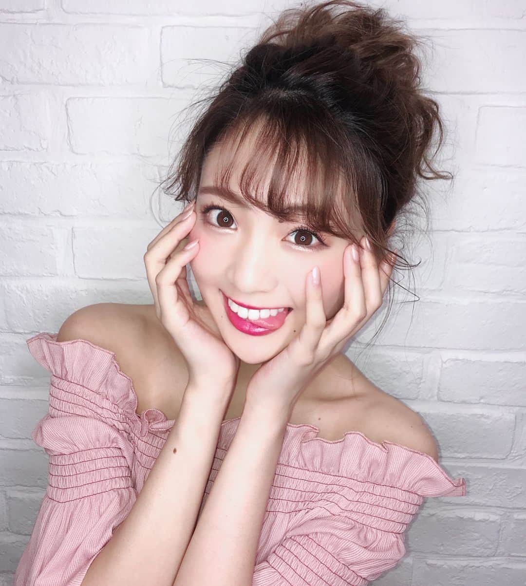 志田友美（ゆうみん）さんのインスタグラム写真 - (志田友美（ゆうみん）Instagram)「リングライトにB612調子良い🤪🙌🏼✨一枚目はインスタのアイコンなり。 今日も大阪でnewlyme❤️の撮影だったよ！明日は山梨⛰今月は色んな所に行ったなぁ😎#shooting #osaka #newlyme #yumetenbo #ikon #summer #instalike」6月29日 22時42分 - yuumi_shida