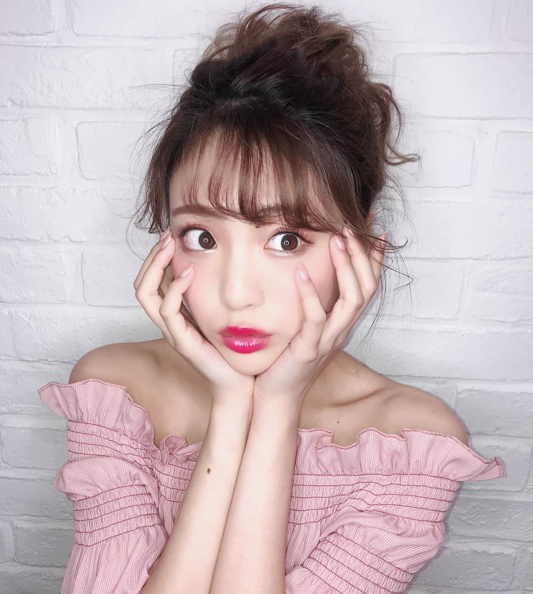 志田友美（ゆうみん）さんのインスタグラム写真 - (志田友美（ゆうみん）Instagram)「リングライトにB612調子良い🤪🙌🏼✨一枚目はインスタのアイコンなり。 今日も大阪でnewlyme❤️の撮影だったよ！明日は山梨⛰今月は色んな所に行ったなぁ😎#shooting #osaka #newlyme #yumetenbo #ikon #summer #instalike」6月29日 22時42分 - yuumi_shida