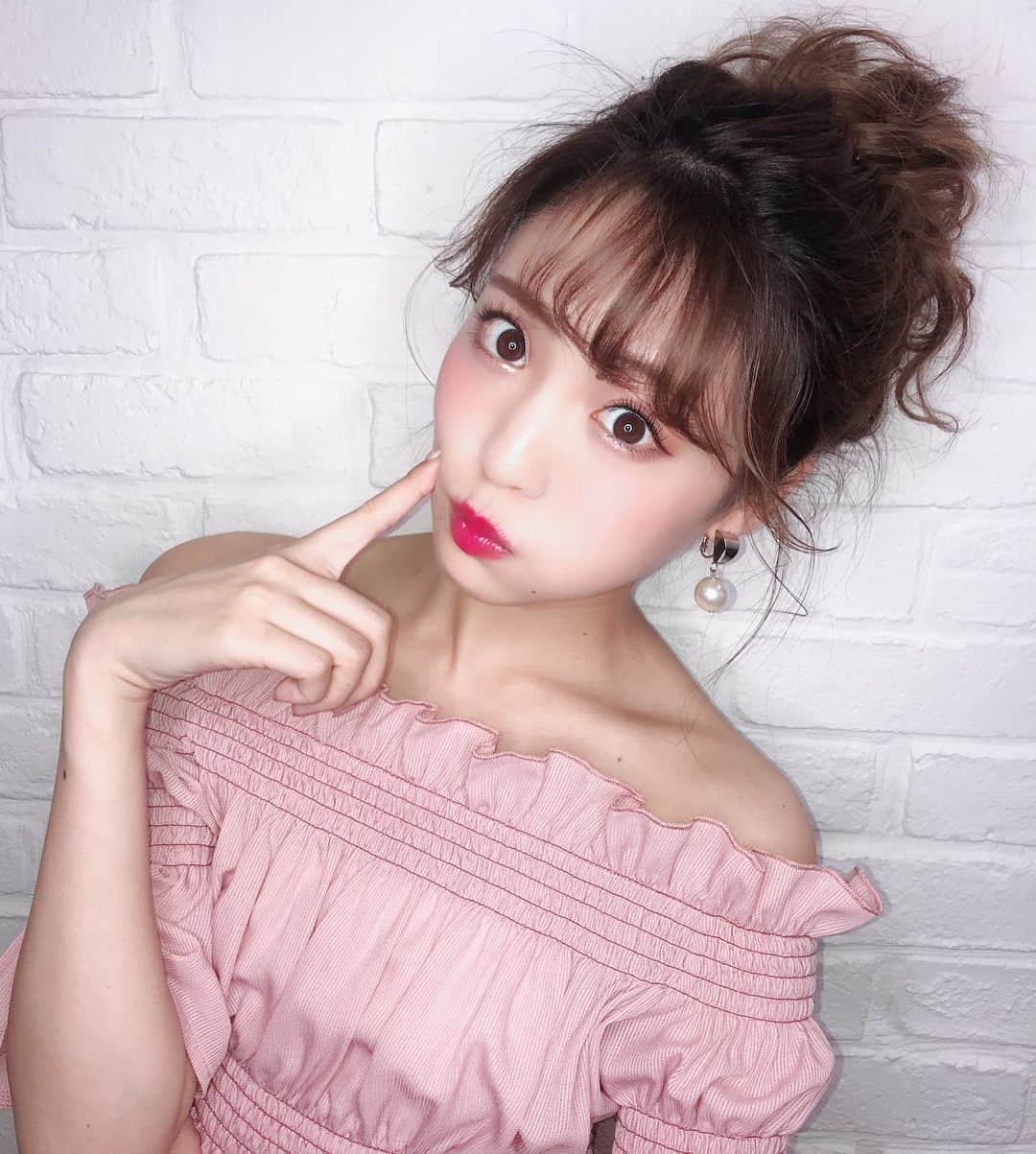 志田友美（ゆうみん）さんのインスタグラム写真 - (志田友美（ゆうみん）Instagram)「リングライトにB612調子良い🤪🙌🏼✨一枚目はインスタのアイコンなり。 今日も大阪でnewlyme❤️の撮影だったよ！明日は山梨⛰今月は色んな所に行ったなぁ😎#shooting #osaka #newlyme #yumetenbo #ikon #summer #instalike」6月29日 22時42分 - yuumi_shida