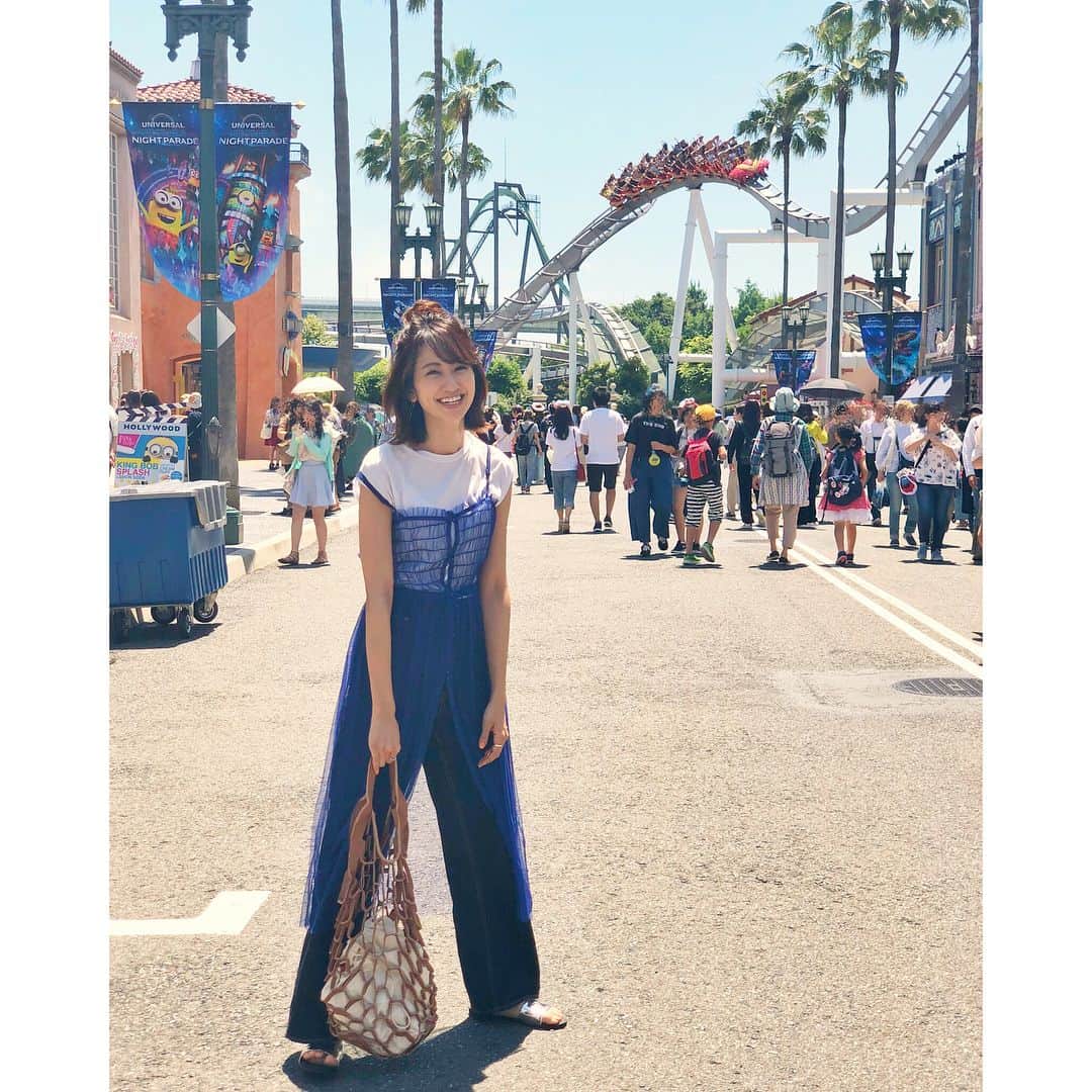 龍野伶奈さんのインスタグラム写真 - (龍野伶奈Instagram)「3〜4年振りくらいにユニバへ😘 人生初のユニバでおそろコーデすることになって、大好きな青を着させてもらいました🙋🏻‍♀️💙 . みんなで揃えようって買ったのは、青のワンピ(#スピンズ )とサンダル(#hm )のみ。 出来るだけ安く可愛く揃えました🤭💓 . ヘアは、ハーフアップ分は#シーミスト ふっかけて適当に巻いて、高めのハーフアップにくくって適当に団子したのみ！（笑）残りの毛は外巻きで簡単に。 シーミストはボリュームも出てバシバシ感出るからルーズに作りやすくて私のお助けアイテムです😘 一番のポイントはギリギリの時間で適当にやるのが成功の元🙆🏻‍♀️✨(アドバイスになってない←) . . みんなであれこれ事前準備したり、たまにはこういうのもいいなって良い思い出になりました☺️✨ . 個人的に2枚目の、青空とヤシの木と、そして狙ったかのように写り込んだハリドリのパーフェクト感のあるこの写真が好きです。（笑） 撮ってくれてありがとう🤣 . #チュールワンピース #spinns #シルバーサンダル #hm  #ユニバコーデ #おそろコーデ #ユニバ #おだんごヘア #デニムコーデ」6月29日 22時49分 - tatsunorena