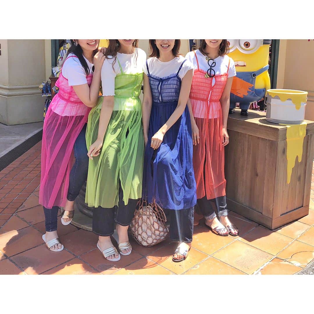 龍野伶奈さんのインスタグラム写真 - (龍野伶奈Instagram)「3〜4年振りくらいにユニバへ😘 人生初のユニバでおそろコーデすることになって、大好きな青を着させてもらいました🙋🏻‍♀️💙 . みんなで揃えようって買ったのは、青のワンピ(#スピンズ )とサンダル(#hm )のみ。 出来るだけ安く可愛く揃えました🤭💓 . ヘアは、ハーフアップ分は#シーミスト ふっかけて適当に巻いて、高めのハーフアップにくくって適当に団子したのみ！（笑）残りの毛は外巻きで簡単に。 シーミストはボリュームも出てバシバシ感出るからルーズに作りやすくて私のお助けアイテムです😘 一番のポイントはギリギリの時間で適当にやるのが成功の元🙆🏻‍♀️✨(アドバイスになってない←) . . みんなであれこれ事前準備したり、たまにはこういうのもいいなって良い思い出になりました☺️✨ . 個人的に2枚目の、青空とヤシの木と、そして狙ったかのように写り込んだハリドリのパーフェクト感のあるこの写真が好きです。（笑） 撮ってくれてありがとう🤣 . #チュールワンピース #spinns #シルバーサンダル #hm  #ユニバコーデ #おそろコーデ #ユニバ #おだんごヘア #デニムコーデ」6月29日 22時49分 - tatsunorena