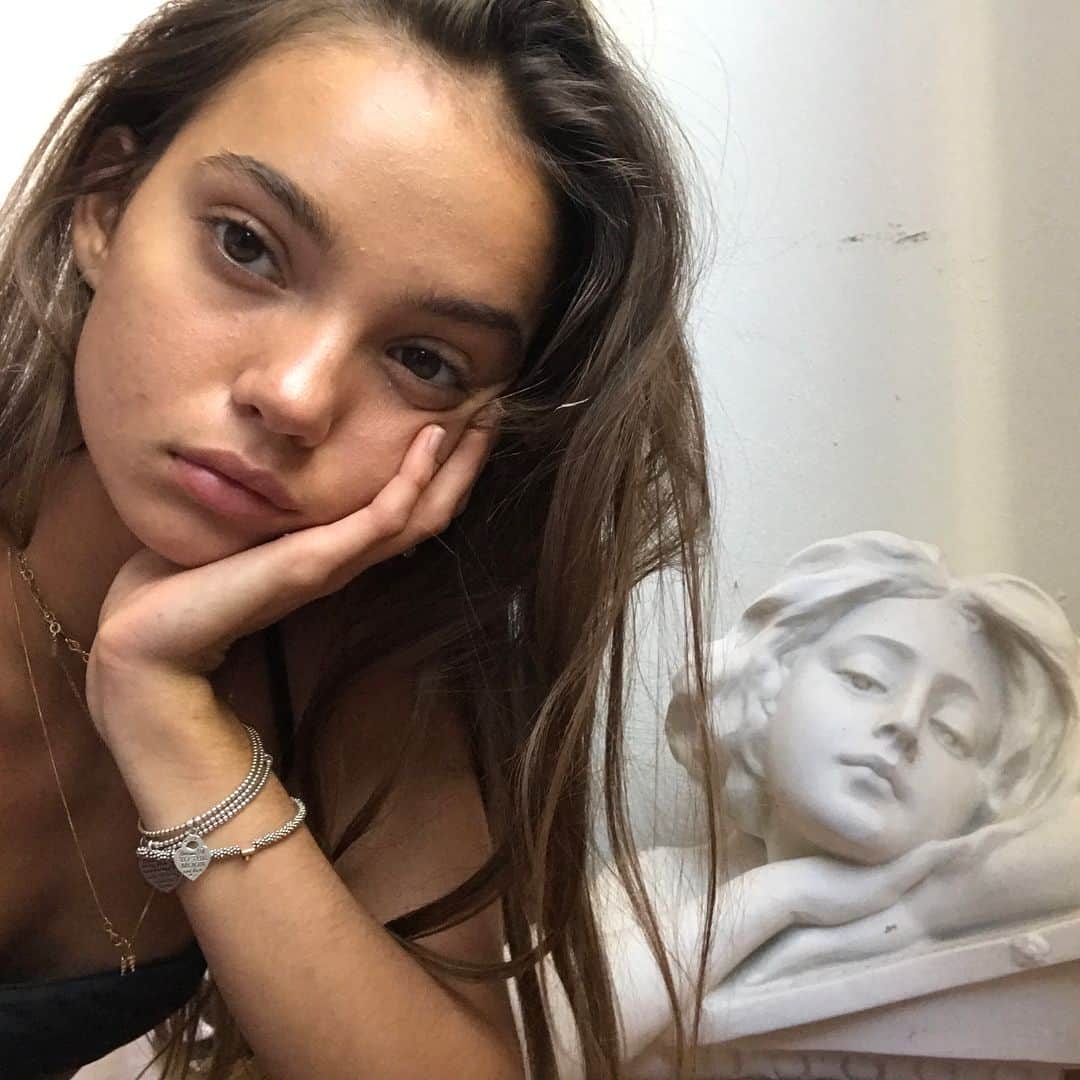 Inka Williamsさんのインスタグラム写真 - (Inka WilliamsInstagram)「There is nothing more beautiful than the authentic you. - I think its crazy how society nowadays corrupts the minds of men and women, making us believe that we need to conform to today’s beauty standards to feel more beautiful.  Beauty is just being comfortable with yourself, accepting that everyone’s different and knowing your true beauty comes from within.  There is no need to go through so much to change the way we look, in order to please others and be accepted in this crazy social media/technology led society.  Its okay to be insecure, everyone has insecurities. We are all going through our own individual issues, fighting our own battles. The trick is to not compare ourselves to anyone, there is no standard to live your life. Remember that no life is perfect. I feel like we forget about that especially as on social media, flaws are rarely shown. Comparing ourselves to people who mask their flaws is unhealthy as we grow an urge to change ourselves become someone that we are not, to become “socially accepted”. Going through pain and money to change the way we look or even using body and face editing apps to be considered “more beautiful” by society will only make us all more insecure at the end of the day. Because all we need to love ourselves, is to love what’s inside and no one else’s opinion should matter. The materialistic side of life couldn’t make us nearly as happy as the feeling of loving ourselves & being loved for our purest self. The people who belong in your life will love you for you.  It’s so important to learn to accept our flaws and flaunting them because everyone has them. As an influencer, all we would do is give so many people more confidence and an understanding that no body is perfect and its COOL to be a unique human. Face our demons and work towards our highest self. We can learn to love ourselves for who we are, if we know how to work on ourselves.」6月29日 23時36分 - inkawilliams