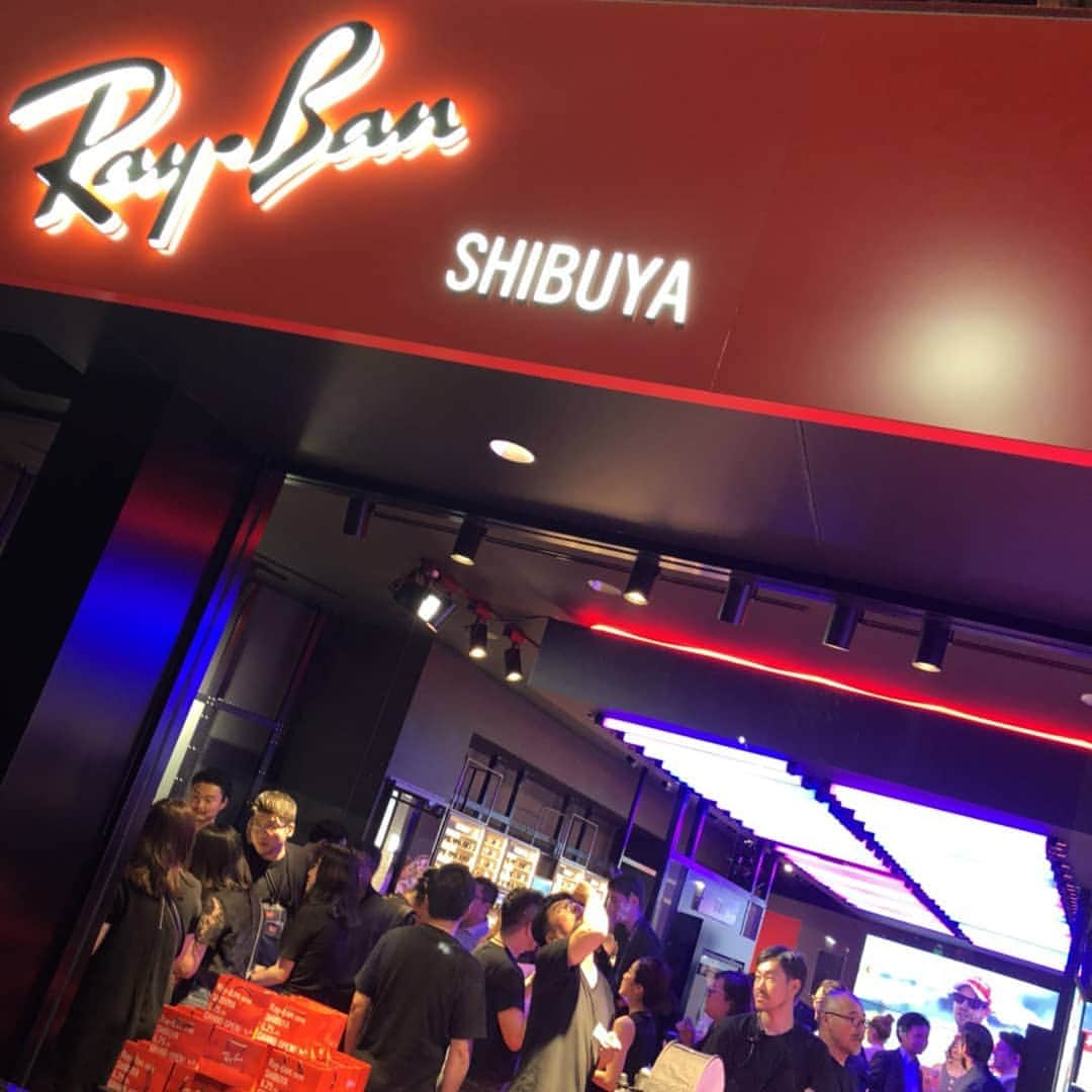 佐藤純さんのインスタグラム写真 - (佐藤純Instagram)「昨夜は、日本初のフラッグシップストア『Ray Ban 🕶️』のレセプションパーティーへ。  6/29 Ray Ban渋谷が本日オープン！  @rayban  @rayban_japan  ドレスコードが赤！だったので、クリスチャンルブタンのルビラックリキッドルージュで。💄💋 #rayban #raybanshibuya  #サングラス #christianlouboutin #beautelouboutin  #ボーテルブタン #ルビラックリキッドルージュ #ママ #ママモデル#モデル #mama#mamamodel #model」6月30日 0時12分 - junsatoidea