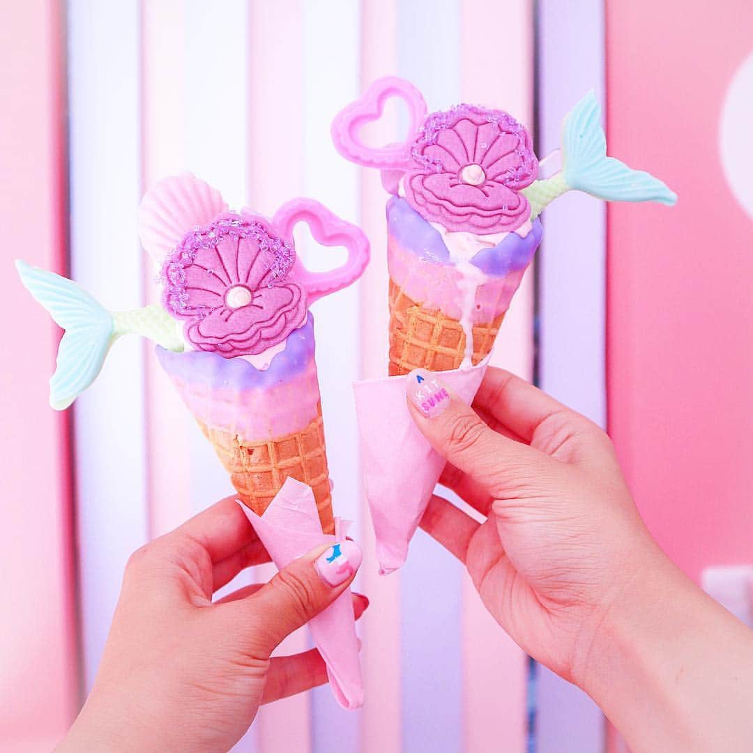 tomomi ❤︎ よしはしともみ ❤︎さんのインスタグラム写真 - (tomomi ❤︎ よしはしともみ ❤︎Instagram)「. @eddys_ice_cream_ の新作アイス🍦💓 . マーメイドアイスクリーム🧜‍♀️が グレードアップして再登場っ💭 今週の日曜日7/1から販売開始みたいだよ🐠 . ハートのピックを追加してオーダー💗 やっぱりどうしてもピンクが入れたくなる🍨🎀 今日は暑すぎてすぐにアイス溶けちゃった大変だった😂笑 . #eddysicecream #icecream #softcream #harajuku #pinkcafe #tokyocafe #harajukucafe #japancafe #cafe #エディーズアイスクリーム #ピンクカフェ #カフェ #東京カフェ #原宿カフェ #表参道カフェ #渋谷カフェ #マーメイド #マーメイドアイス #フォトジェニックフード」6月30日 0時02分 - tomomi_yoshihashi