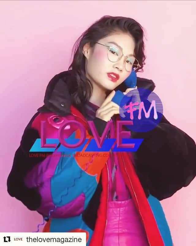Luke Chamberlainのインスタグラム：「Today on #LOVEFM, #KarenBinns calls up  @tingstopsign. 📞 Head over to our IGTV to see the full film 💙💜🧡 #radio. Film by @carinbackoffphoto  Creative Director @isabellaboreman  Host @what_magazine  Art direction @robbiemailerhowat  Fashion Editor @davidcasavant  Make up @ralphsiciliano  Hair @luke_chamberlain  Executive Producer @meemeewhite  Editor @pierscrosby Casting @bitton」