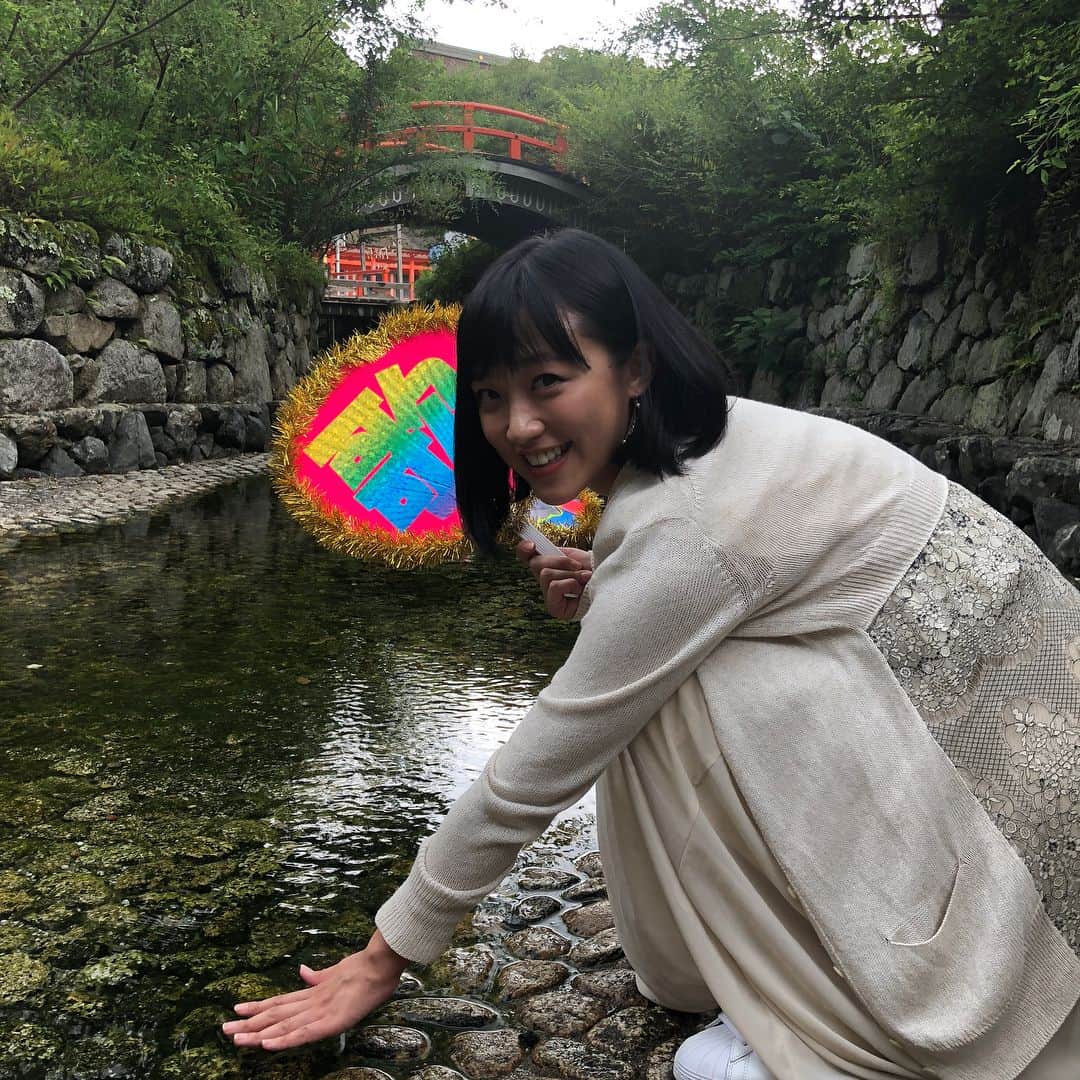 竹内由恵さんのインスタグラム写真 - (竹内由恵Instagram)「「音楽チャンプ」のロケ、続いては下鴨神社にやってきましたー！井戸水が冷たくて気持ちいい。ちょっと雨が降ったので待ってる間にかき氷をいただきました。 #音楽チャンプ#下鴨神社#歌うま」6月30日 15時37分 - yoshie0takeuchi