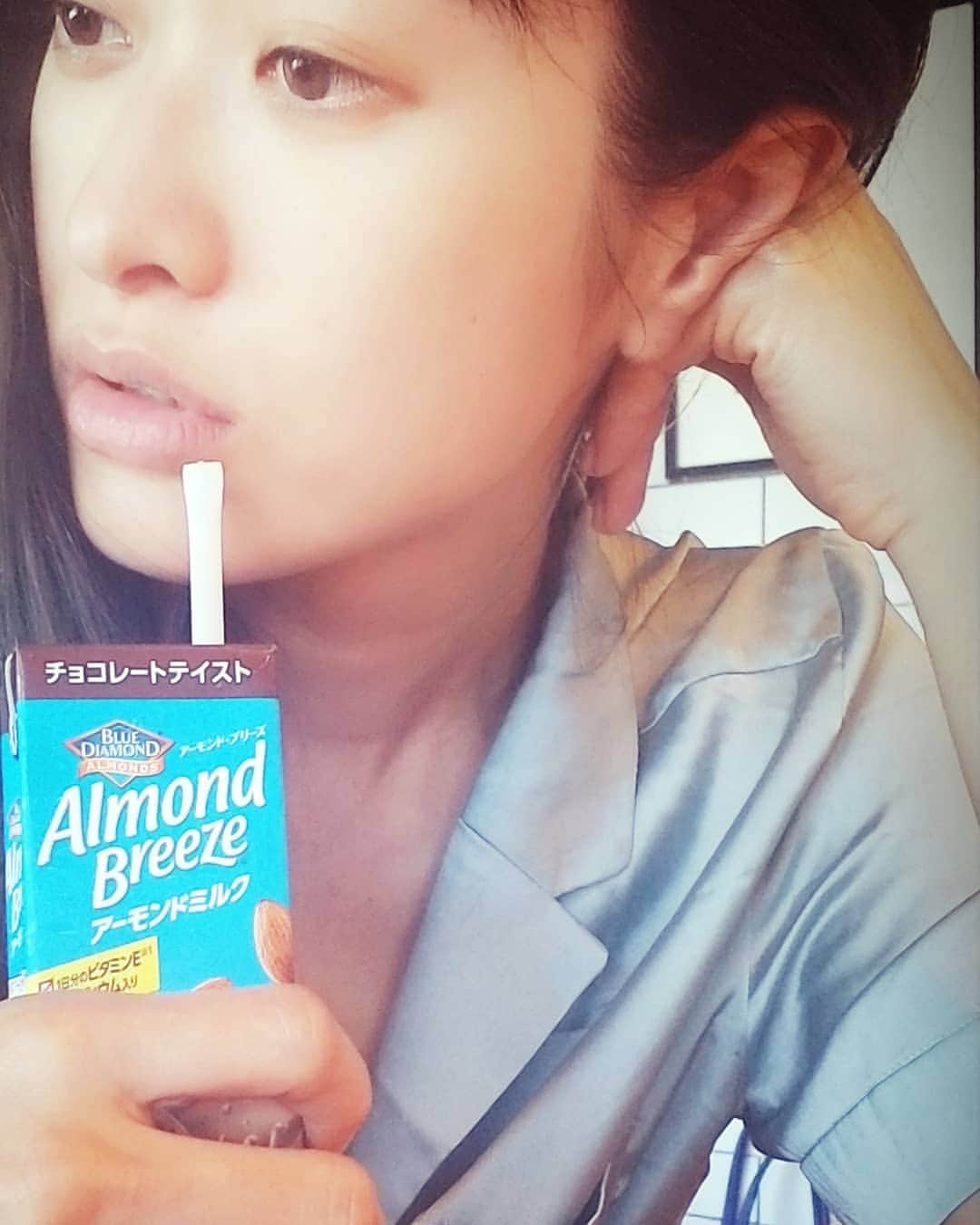 山田優さんのインスタグラム写真 - (山田優Instagram)「おはようございます！  朝起きて、とりあえずの１本。 Almondmilkが良いと聞いて飲んでみてる。w  #bluediamondalmonds ＠bluediamondgrowers  #美味しくてチビッ子達が欲しがる #色々な味があるからチビッ子達にも #大人気 #ビタミンe  #カルシウム #コレステロールゼロ #乳製品不使用」6月30日 8時30分 - yu_yamada_