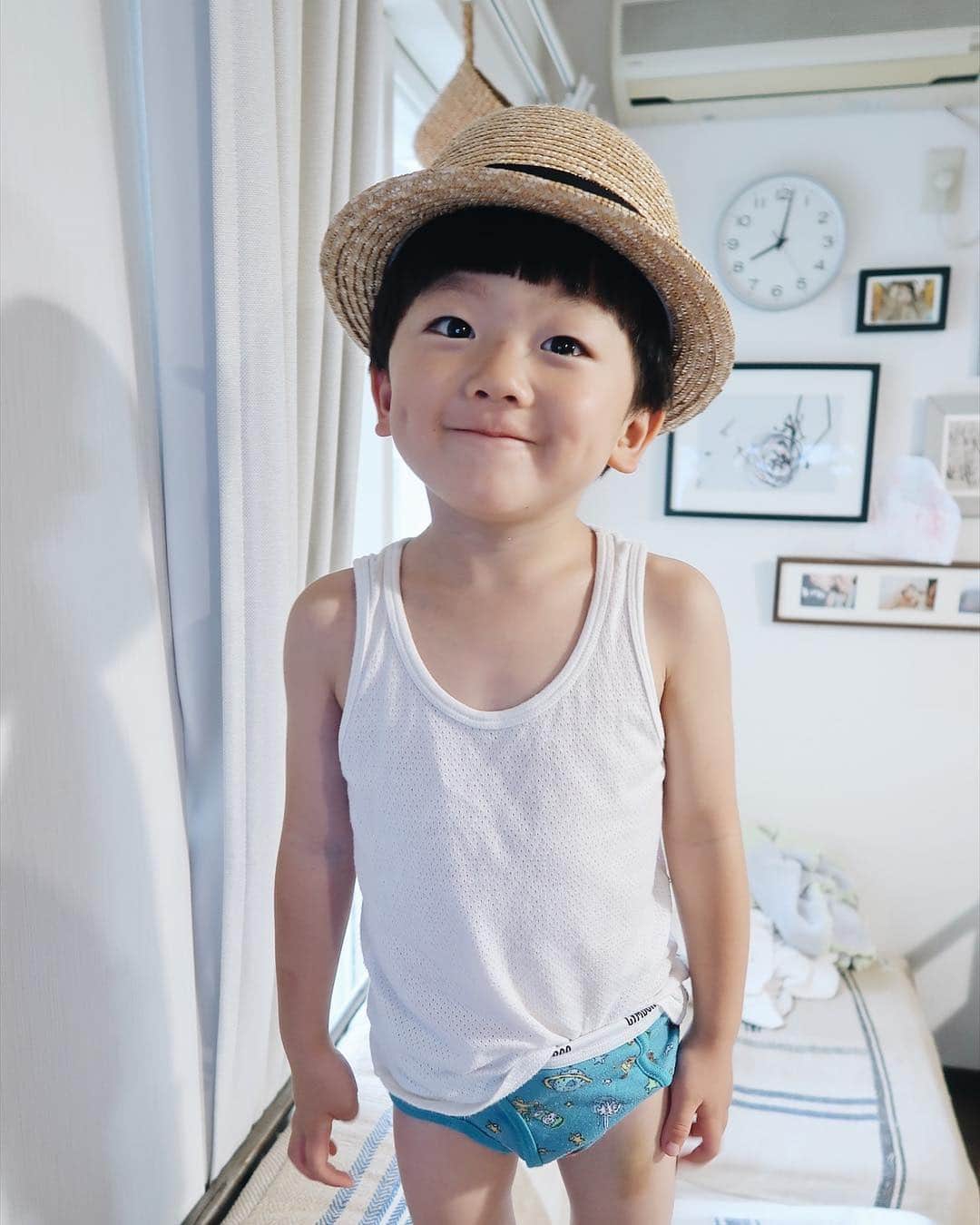 花盛友里のインスタグラム：「僕の夏休みルックが非常に似合う息子氏。」