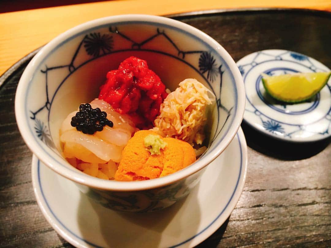 神室舞衣さんのインスタグラム写真 - (神室舞衣Instagram)「好きなものだけが乗ってるはじめの贅沢な一皿。 ちょこっと感も素敵❤︎ これが一番タイプだった #うしごろ #肉割烹上 #西麻布 #東京 #tokyo #東京グルメ #tokyofood #tokyofoodie」6月30日 16時31分 - maikamuro.official