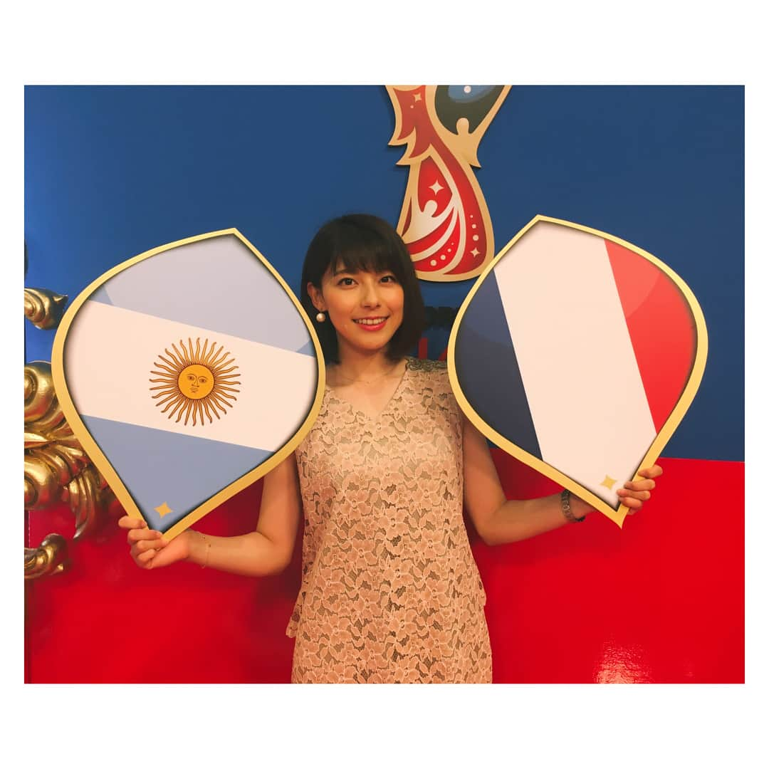 上村彩子さんのインスタグラム写真 - (上村彩子Instagram)「. 日本代表、決勝トーナメント進出😊✨ . 日本VSベルギーは7/2ですが、 今日から決勝トーナメントがはじまります！ TBSでは一回戦、フランス🇫🇷VSアルゼンチン🇦🇷を22:00〜放送です⚽️わくわくする組み合わせ！！ . そして、TBSforスゴ得で私とハセンさんの画像をダウンロードできるみたいです。 (スタンプって書いてありますが違いました😭笑)docomoの人は無料でダウンロードできるみたいなので興味ある方はぜひ。笑 . 👗→setaichiro」6月30日 11時15分 - saekokamimura