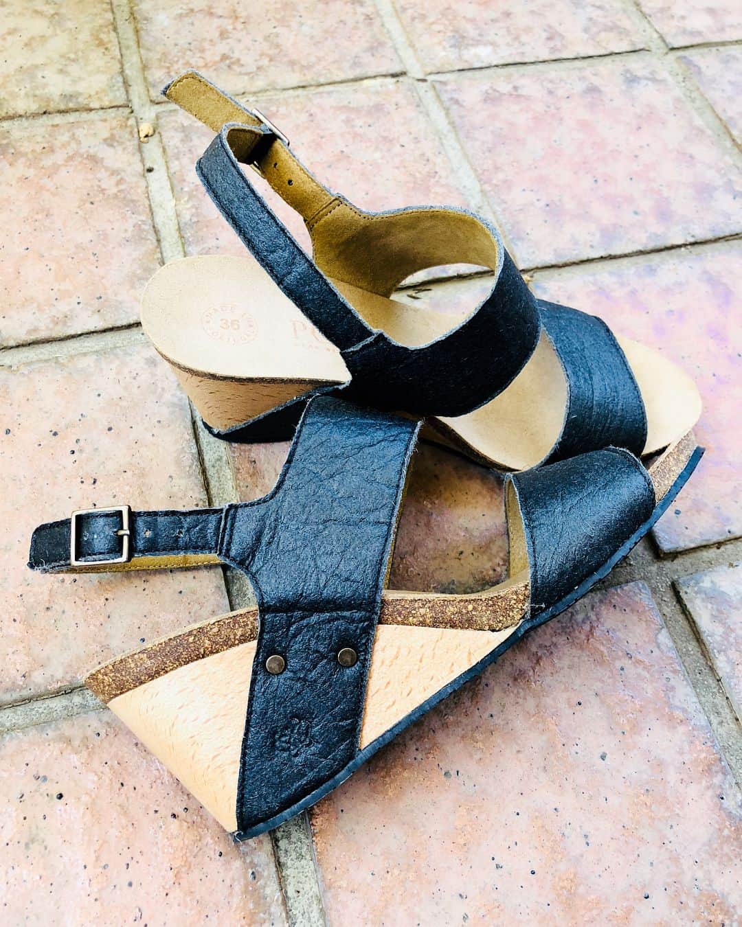 末吉里花さんのインスタグラム写真 - (末吉里花Instagram)「夏のある日🌻ピープルツリーのワンピースに、イギリスで人気のエシカルな靴のブランド、Po-Zuのサンダル。素材から作る工程すべてがエシカルでサステナブル、しかもオシャレで履きやすくて走れるサンダル！日本もエシカルな靴のブランド、増えて欲しいです。I love these beautiful&ethical sandals by @po_zu It’s difficult to find ethical shoe brands in Japan. Hope the market will expand and increase more. #pozu #ethical #sustainable #ethicalfashion #peopletree #エシカル #サステナブル #エシカルシューズ #ピープルツリー #エシカルファッション #走れるサンダル #エシカルは足元から」6月30日 11時35分 - rikasueyoshi
