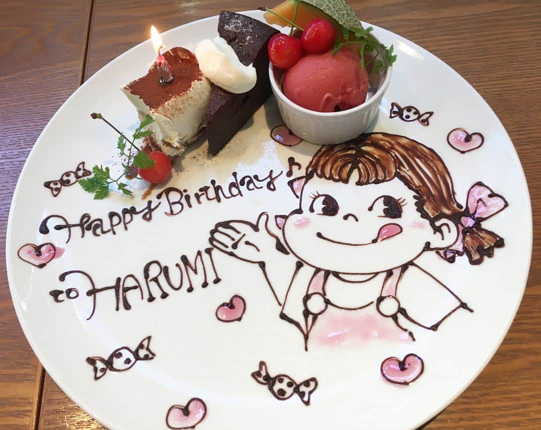 水村真悠子のインスタグラム：「お母さんハッピーバースデー🎂🎉✨✨✨ 私と妹で休みを取って、お母さんの大好きなフルコースDayにしてあげた🙈💓 働いてる職場で、お母さんの大好きなペコちゃんのプレートを、用意してもらって、水族館行ってカラオケ行って夜ご飯まで٩( 'ω' )و 解散して、リラクゼーションに行って私に取っても良い休日でした🙆‍♀️ . #お母さん #お誕生日おめでとう #長生きしてね #バースデープレート #ペコちゃん #クオリティ #ありがとうございます #水族館 #江ノ島水族館 #イルカショー #カラオケ #顔出し嫌がる #リラクゼーション #良い休日 #リフレッシュ」