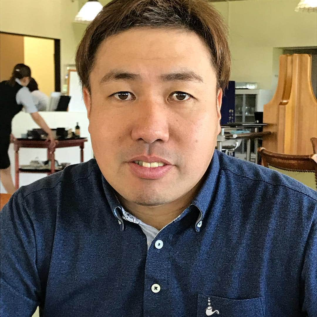 吉村崇さんのインスタグラム写真 - (吉村崇Instagram)「またこいつだ またこいつが目の前にいる 彼をインスタに載せると フォロワー数が激減する 脅威だ 直美のハッキングして載せてやろうかしら #またこいつだ #大西ライオン #載せるとフォロワー数激減 #呪われた男だ」6月30日 11時56分 - hnkyoshimura