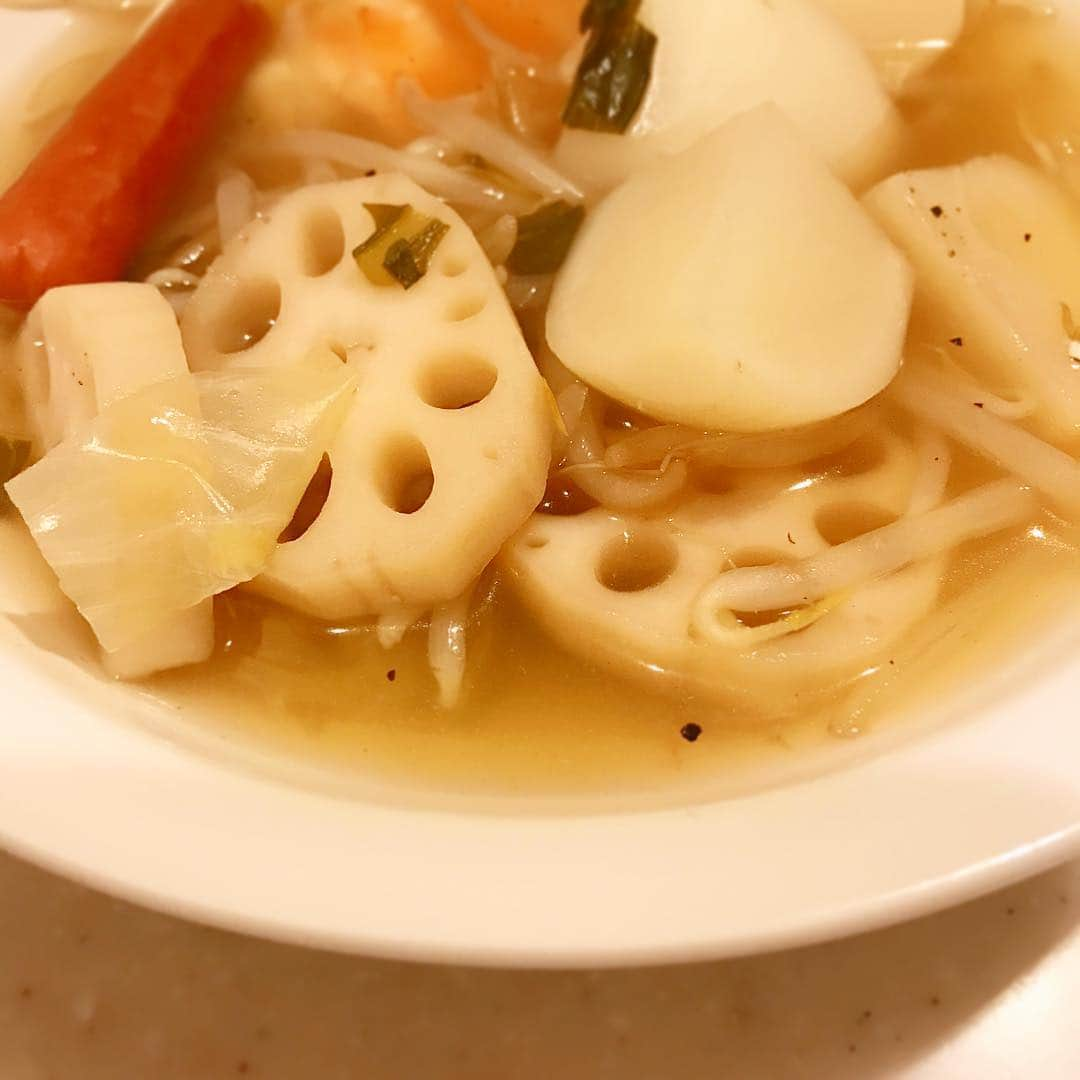 片山萌美さんのインスタグラム写真 - (片山萌美Instagram)「野菜スープ。  母親が作ってくれる野菜スープが大好きなんだけど 自分で作るとやっぱり何か違うよね。 でも美味しい。あと暑い。  #moemicooking #野菜スープ #暑い #カブは絶対入れる主義」7月1日 0時19分 - moet_mi