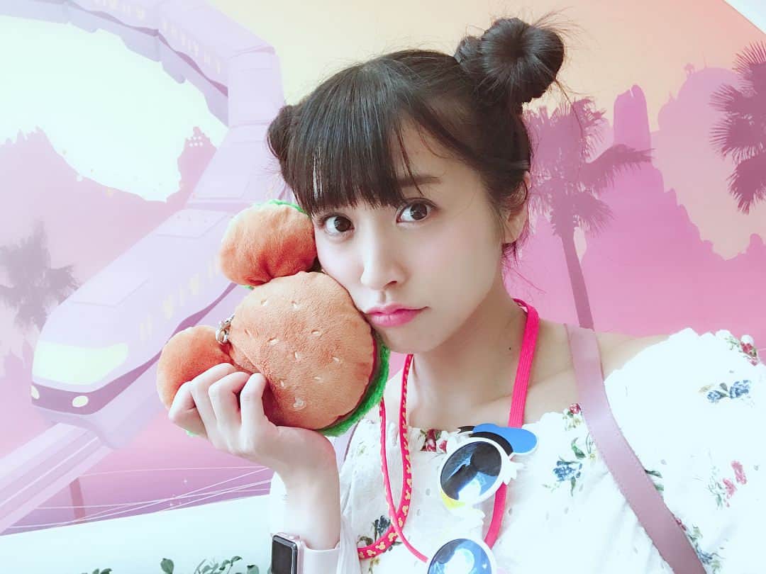 根岸愛のインスタグラム：「フワちゃんヘアー🍡に ハンバーガー🍔と ドナルドデイジーグラサン🕶 中々に照れる🤣 風強かったー！ #お団子 #PASSPO #ディズニー #ディズニーシー」