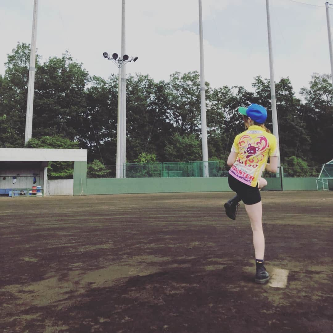 森田真結子さんのインスタグラム写真 - (森田真結子Instagram)「«🎯×⚾️» なんと、この度、森田真結子、、、 #DARTSLIVE さんと #日本ハムファイターズ さんのコラボ企画の延長で、、、、 7月21日(土) 札幌ドームにて 日本ハムVSソフトバンクホークス戦(公式戦！)の #始球式 をします！！！ いま、北海道内限定で、DARTSLIVEと日本ハムファイターズのコラボカウントアップ『FIGHTERS COUNT-UP』がプレイできたり、 観戦チケットやユニフォームが当たるキャンペーンもやっているみたいです！  ということで、、、 DARTSLIVEの親グループである #セガサミー野球部 さんにお邪魔して ピッチング指導と練習をさせていただきました！ ダーツのユニフォームを着ているのは撮影用で、当日は日本ハムファイターズさんのユニフォームを着て投げます！ 丁寧な指導をしていただき、なんとか届くようにはなりましたが、まだまだビシッと1発でストライク取るには、練習が必要そうです‥‥ 初心者の私に色々と教えて下さり、ありがとうございます！ (お土産にと、キャップとタオルまでいただきました！) 4万人の前で、球を投げるのか、、、 ダーツじゃ緊張しなくなるかもね( ˙-˙ )笑  目標としていること、描いている未来に、頑張れば頑張る分だけ近づけると信じて。 目の前のことひとつひとつ積み重ねていきまっしょい。  #ダーツ #darts #プロダーツ #野球 #札幌ドーム #ダーツにプロがあるんだよ #まよんぬ #森田真結子 #いちばん青い空にしよう」6月30日 17時02分 - mayodarts