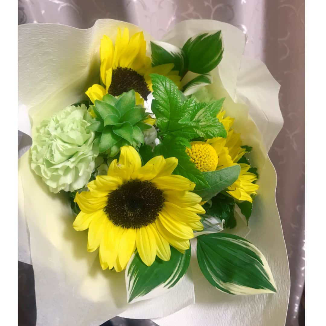 小澤陽子さんのインスタグラム写真 - (小澤陽子Instagram)「in private❁  明日から、７月ですね🌽🍉💛 1番好きな お花、ひまわり🌻❤️ . . #かわいい #ひまわり #🌻 #sunflower #大好きな夏🌞 がきましたっ！ #夏女おざよー #夏はすぐ枯れちゃうけど #元気でる♪ #最高の季節 #夏空 #ひまわり畑行きたいなぁ〜 #大好きなイラストレーターさんのカレンダー🗓 #好きすぎて毎月めくるのがワクワク🌼 #好きすぎて先取りJuly。笑  暑い日が続いてるので熱中症には気を付けましょう！ 私も日傘を使いだしました🌂🌞」6月30日 16時59分 - yoko.ozawa729