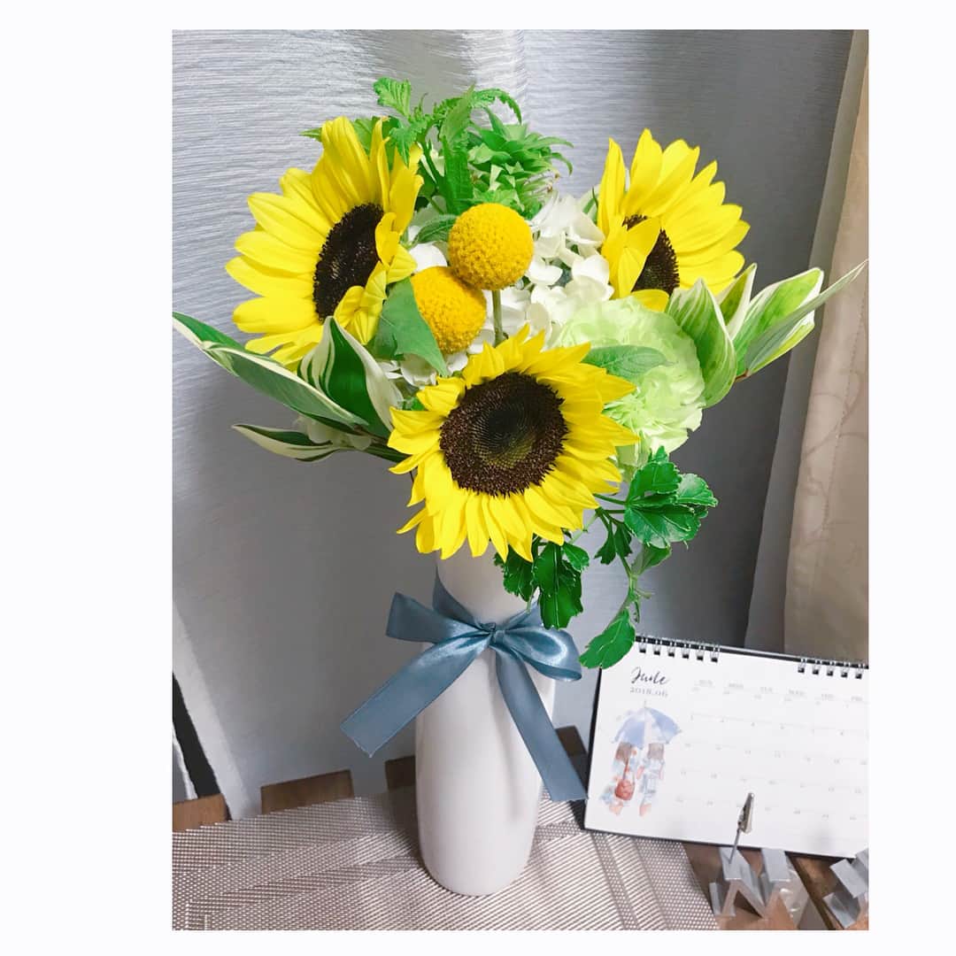 のインスタグラム：「in private❁  明日から、７月ですね🌽🍉💛 1番好きな お花、ひまわり🌻❤️ . . #かわいい #ひまわり #🌻 #sunflower #大好きな夏🌞 がきましたっ！ #夏女おざよー #夏はすぐ枯れちゃうけど #元気でる♪ #最高の季節 #夏空 #ひまわり畑行きたいなぁ〜 #大好きなイラストレーターさんのカレンダー🗓 #好きすぎて毎月めくるのがワクワク🌼 #好きすぎて先取りJuly。笑  暑い日が続いてるので熱中症には気を付けましょう！ 私も日傘を使いだしました🌂🌞」