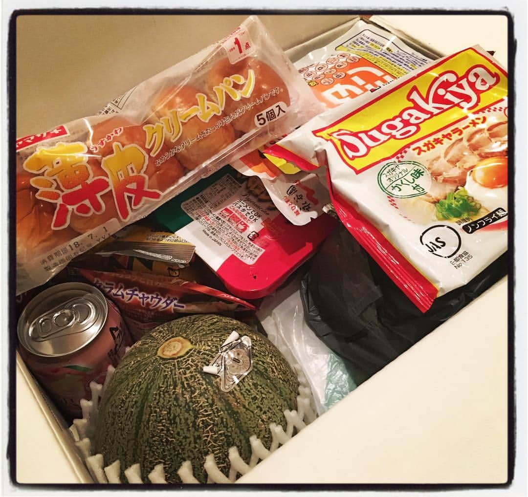 井上聡のインスタグラム：「先日、朝方に自宅のインターホンが鳴った。のぞいてみると配達業者の人が立っている。その瞬間「今年もこの季節がやってきたんだな」と不思議とそう感じた。荷物を受け取り、差出人を確認してみるとやはりあの夫婦から送られてきた物だった。そう、ろっしー夫妻からである。理由は未だ謎に包まれているが、毎年必ずこの時期になるとメロンと自分ならなかなか買わないけどあったら良いなあと思う抜群のチョイスの食料と生活用品が敷き詰められたダンボールひと箱を送ってくる。「なんで毎年送ってくれるの？」の問いに対してあの夫妻は絶対にこたえてくれないので困惑するしかないが、どんな百貨店の福袋より、筆者は箱の中身が気になるし楽しみで仕方がない。 そして今年はろっしー嫁の本気度が伺える点にひとつ気付いた。それは去年を上回るぐらい箱パンパンに詰め込んでくれている事。形の違うものなのでどうしても物と物の間に若干の隙間ができてしまうのだが、今年はその隙間を「蒲焼さん太郎」を挟みこむ事でカバーし、隙間を完全に消し去っているのだ！城のふもとなどにある石垣を作るときの手法をこの場面で使ってくる辺りは脱帽するしかないと言えるだろう。城のふもとの石垣か、ん？ 城の！？ 城野！！なるほどそういう事だったのか。  何が？  とにかく毎年ありがとね。  #謎の仕送り #東京の母から #しばらく過ごせるだろう #このメロン美味い #ベスト賞は詰め替え用柔軟剤 #時点でプロクオリティーのカレー #夏が来たんだなあ #ただただ感謝」