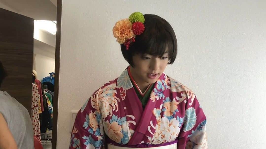 伊藤健太郎のインスタグラム：「突っ走った20歳の締めくくりの日、TEAM健太郎と共に良いモノ創りを終えました。 21歳伊藤健太郎としての意気込みをこの姿で語っていただきました。かわゆい。 . 健子お姐さんの秘密も「『Ｇ 健太郎』写真展 〜改めまして、伊藤健太郎です。〜」で明らかに！！ ぜひご来場下さい！！ . ギャンビット http://www.gambit-ent.com/news/pub/2018061351/ . パルコ http://www.parco-art.com/sp/schedule/exhibition.php?id=1284 . そして、たくさんのお祝いをありがとうございます！ 今日一連の投稿が、皆様をドキドキワクワクさせることができていたら、お返しサプライズ大成功！！ . @aoao_tt_  #aoao  #伊藤健太郎  #G健太郎  #写真展  #改めまして伊藤健太郎です  #今日から俺は伊藤健太郎 #birthdaycharity  #覚悟はいいかそこの女子 #デメキン  #健太郎ANN0  #ムビふぁぼ  #ドライブヘッド  #シンカリオン  #LIFE  #ルームロンダリング  #コーヒーが冷めないうちに  #今日から俺は  #ういらぶ  #アシガール  #若君」