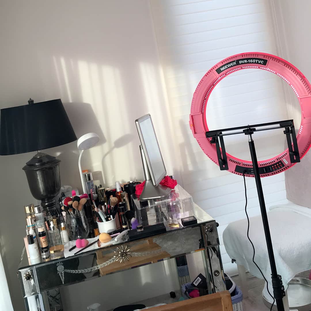 梅宮アンナさんのインスタグラム写真 - (梅宮アンナInstagram)「リングライトを買ってみた💡😊中々面白い💄💄 #ringlight #makeup」6月30日 18時36分 - annaumemiya