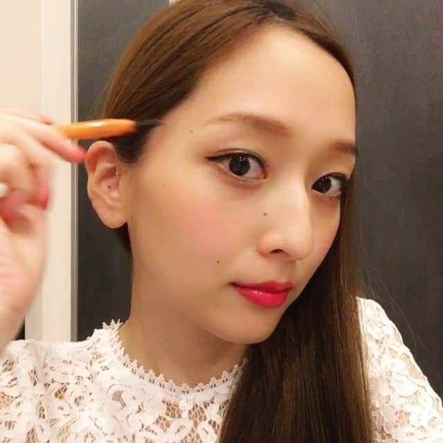 三井智雅のインスタグラム：「おNewコスメ💗 パウダー仕上げのナチュラル眉が1日続くアイブロウ🌈 楕円細芯だから細いラインも太いラインも描けて立体感のある仕上がりになるよ😍♥️ . #デジャヴュ #パウダーペンシルアイブロウ #ステイナチュラ #PR #dejavu #楕円細芯 #アイブロウ #アイブロウペンシル #ベスコス #受賞 #アイメイク #コスメ #化粧品 #ナチュラルメイク」